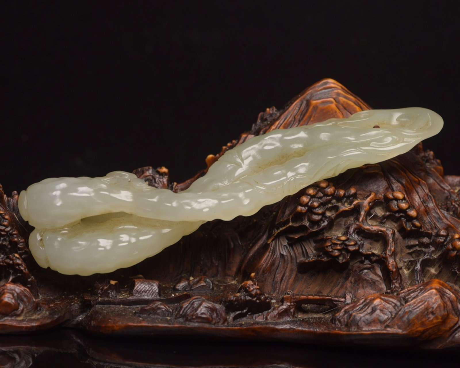 An Exquisite White Jade Pendant: An Exquisite White Jade Pendant,Qing Dynasty,China,Size:5.1inx1.3inx1.1in,Weight:90g 白玉挂件,中国清代
