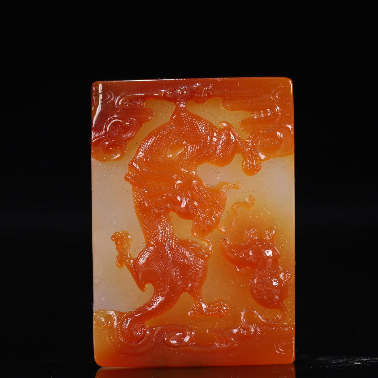 An Exquisite Agate Dragon Pattern Pendant: An Exquisite Agate Dragon Pattern Pendant,Qing Dynasty, China,Size:1.6inx0.4inx2.2in,Weight:50g 玛瑙龙纹牌,中国清代