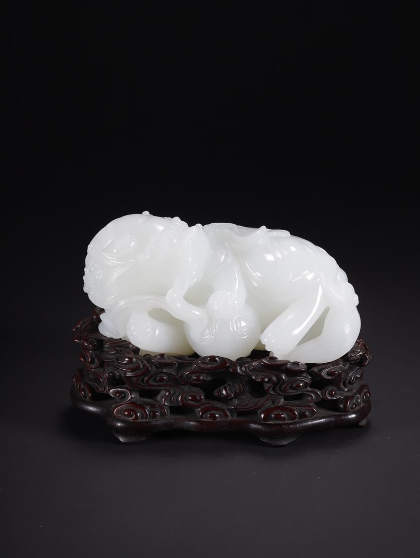 An Exquisite White Jade Lion Ornament: An Exquisite White Jade Lion Ornament,Qing Dynasty,China,Size:3.9inx2.8inx2.2in,Weight:419g