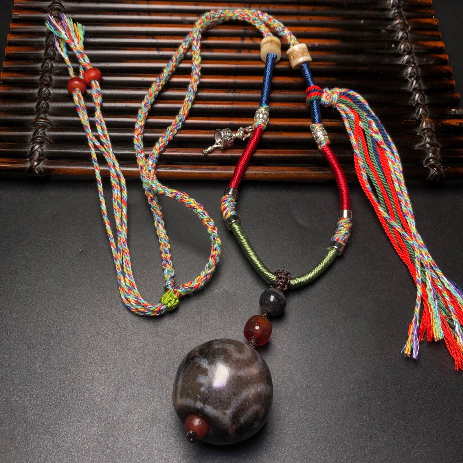 An Exquisite Dzi Bead Inlaid Agate Pendant: An Exquisite Dzi Bead Inlaid Agate Pendant,Size:1.3inx1.1in 天珠配玛瑙挂件