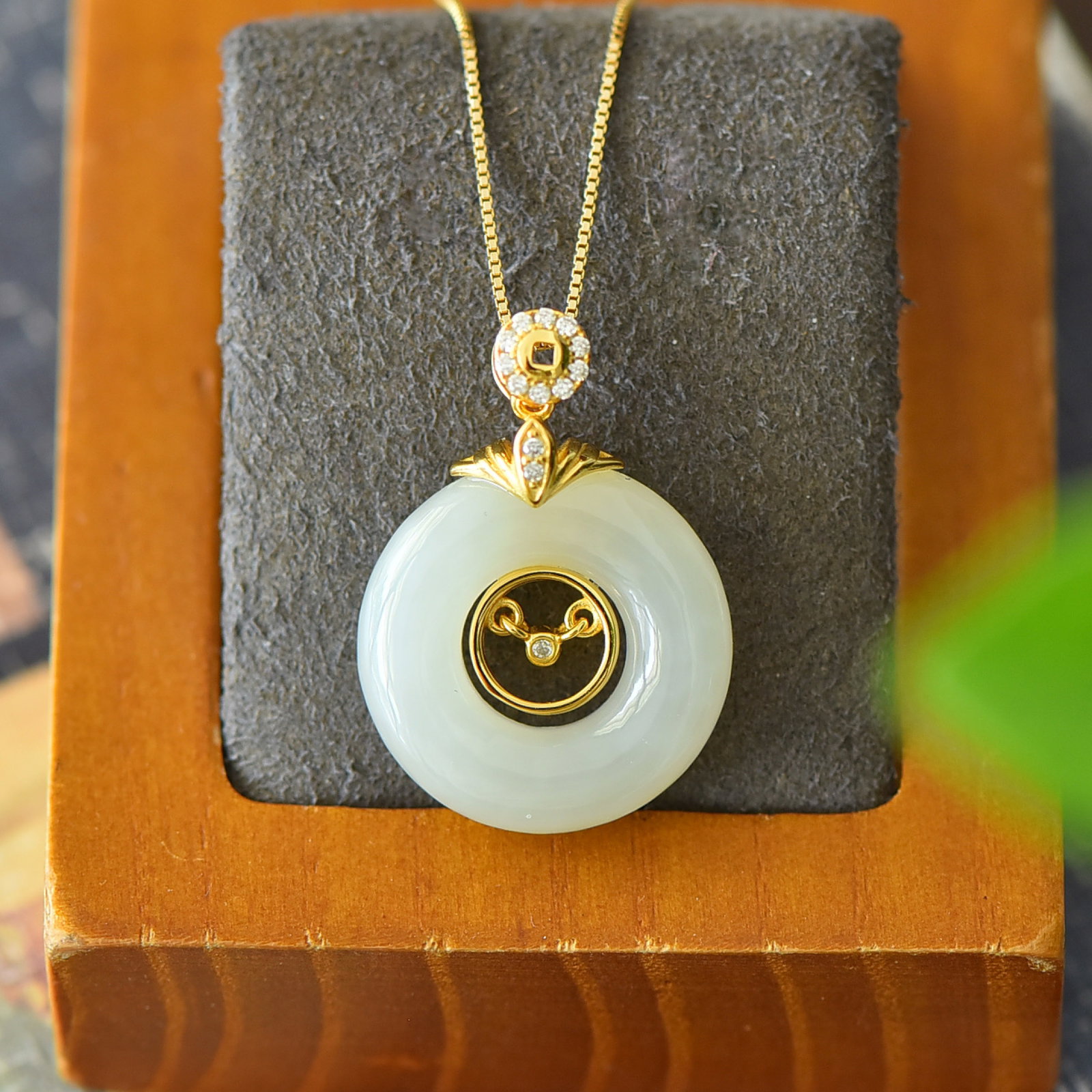 An Exquisite Sterling Silver-Gold Plated Inlaid White Jade Necklace,Inlaid Diamond: An Exquisite Sterling Silver-Gold Plated Inlaid White Jade Necklace,Inlaid Diamond,Size:0.8inx1.1in 纯银镀金镶白玉项链,嵌钻石