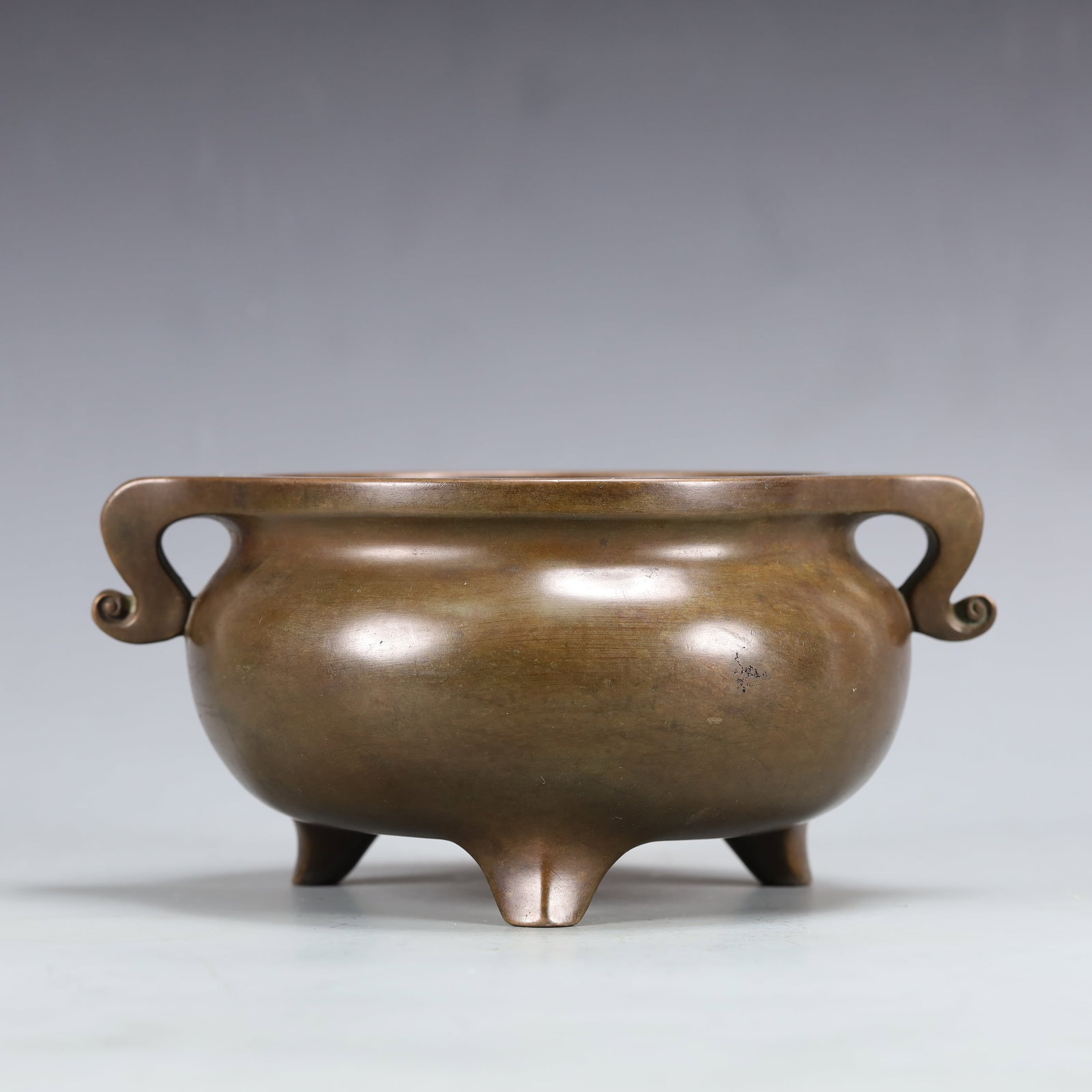 An Exquisite Bronze Double-Ears and Tripod Censer: An Exquisite Bronze Double-Ears and Tripod Censer,Qing Dynasty, China,With Mark,Size:7.9inx5.9inx3.7in Weight:1700g