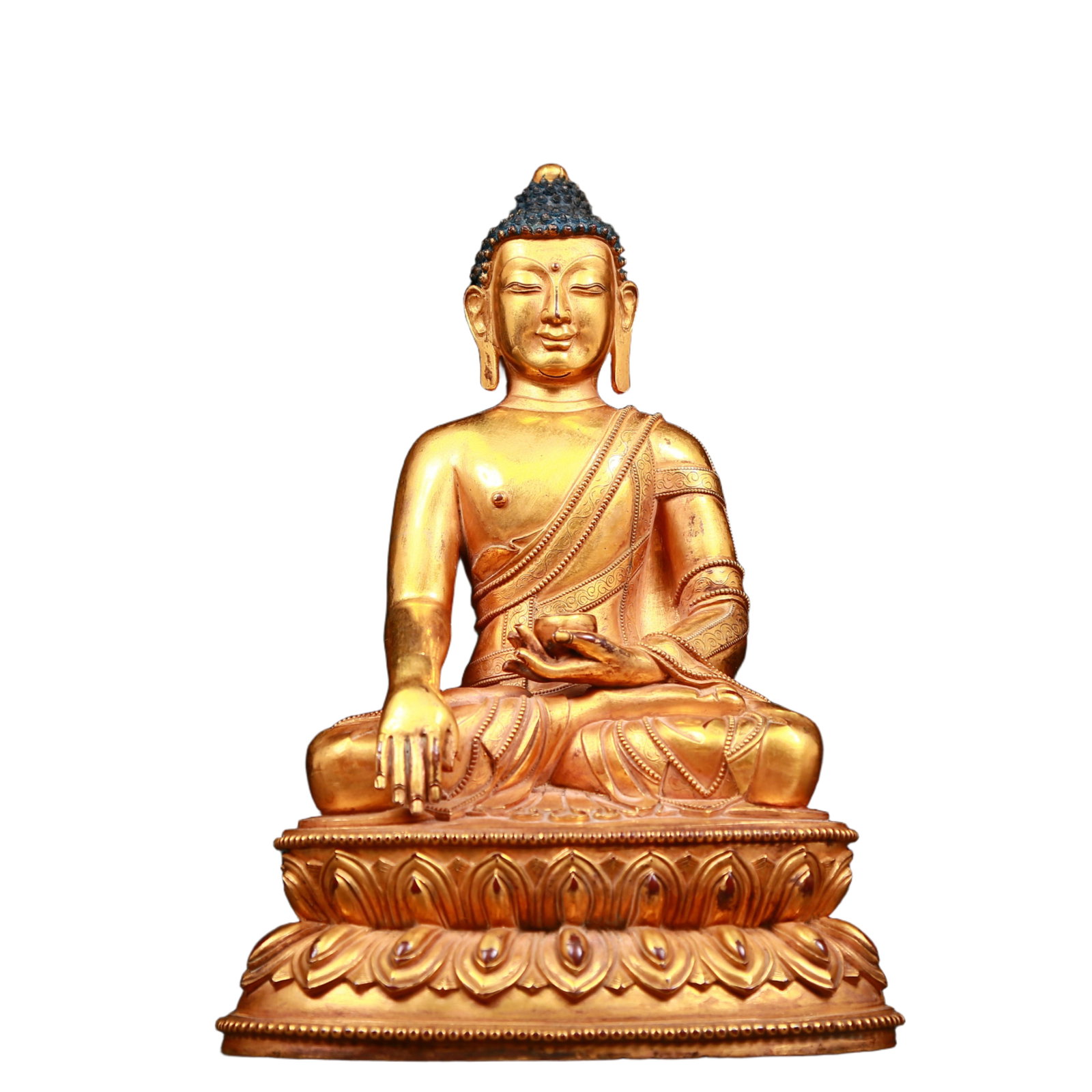 An exquisite gilt bronze statue of Sakyamuni: An exquisite gilt bronze statue of Sakyamuni, Qing Dynasty, China. The Buddha's face has a calm, kind and serene expression, and his hands and fingers show beautiful lines and proportions to demonstra