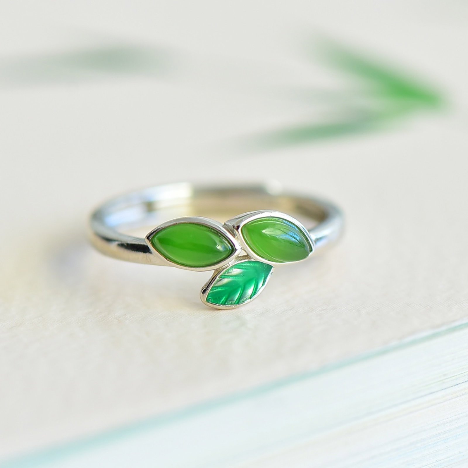 An Exquisite Sterling Silver Inlaid Jasper Ring: An Exquisite Sterling Silver Inlaid Jasper Ring 纯银镶碧玉戒指