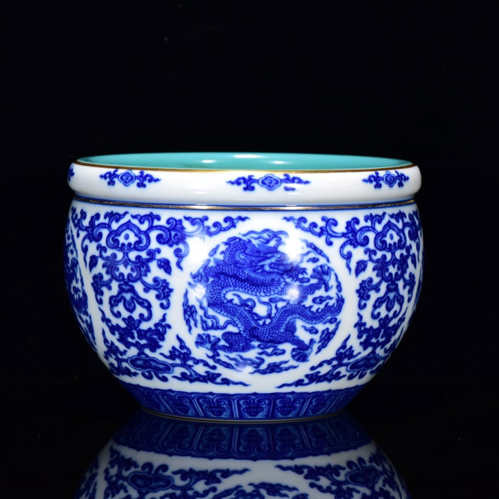An Exquisite Blue and White Lotus and Dragon Pattern Vat: An Exquisite Blue and White Lotus and Dragon Pattern Vat,Qing Dynasty,China,Yongzheng Six-character Mark,Size:4.7inx6.7in 青花缠枝莲龙纹缸,中Þ