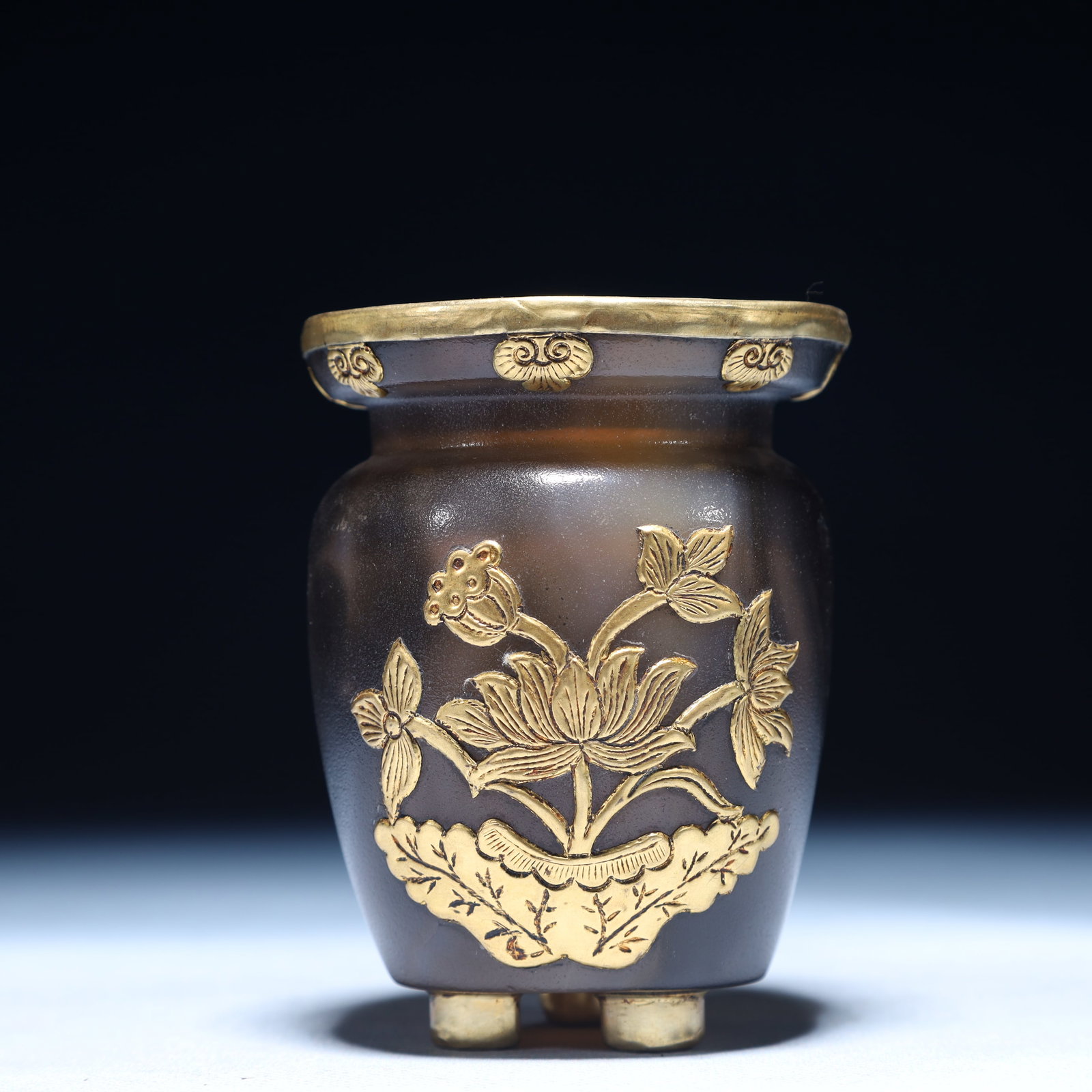 An Exquisite Agate Cover with Gold Flower Pattern Jar: An Exquisite Agate Cover with Gold Flower Pattern Jar,Qing Dynasty,China,Size:2.8inx3.9inx2.8in,Weight:250g 玛瑙包金花卉纹罐,中国清