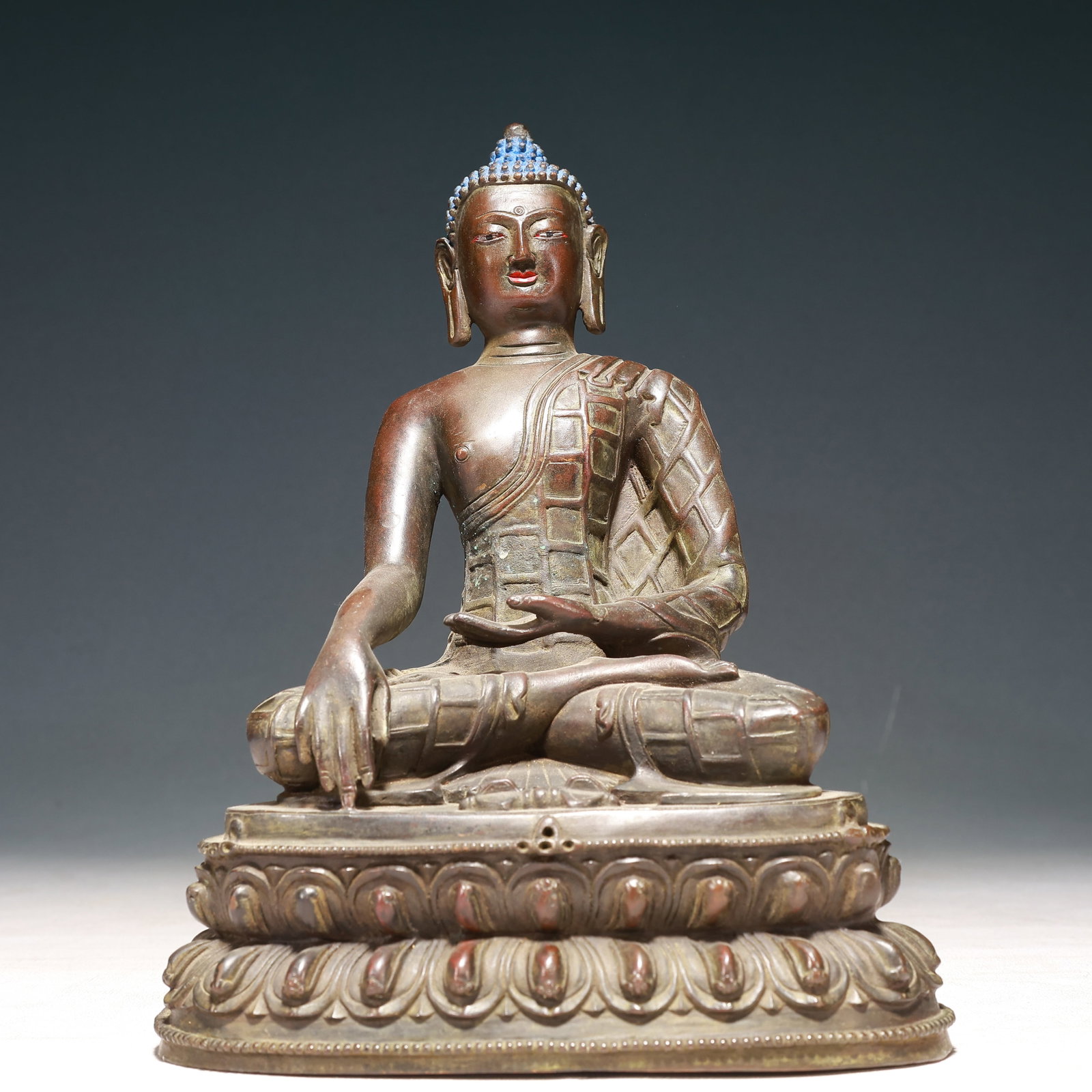 A Solemn Bronze Statue of Sakyamuni: A Solemn Bronze Statue of Sakyamuni,Qing Dynasty,China,Size:7.1inx4.3inx10.2in,Weight:3250g 铜释迦摩尼像,中国清代