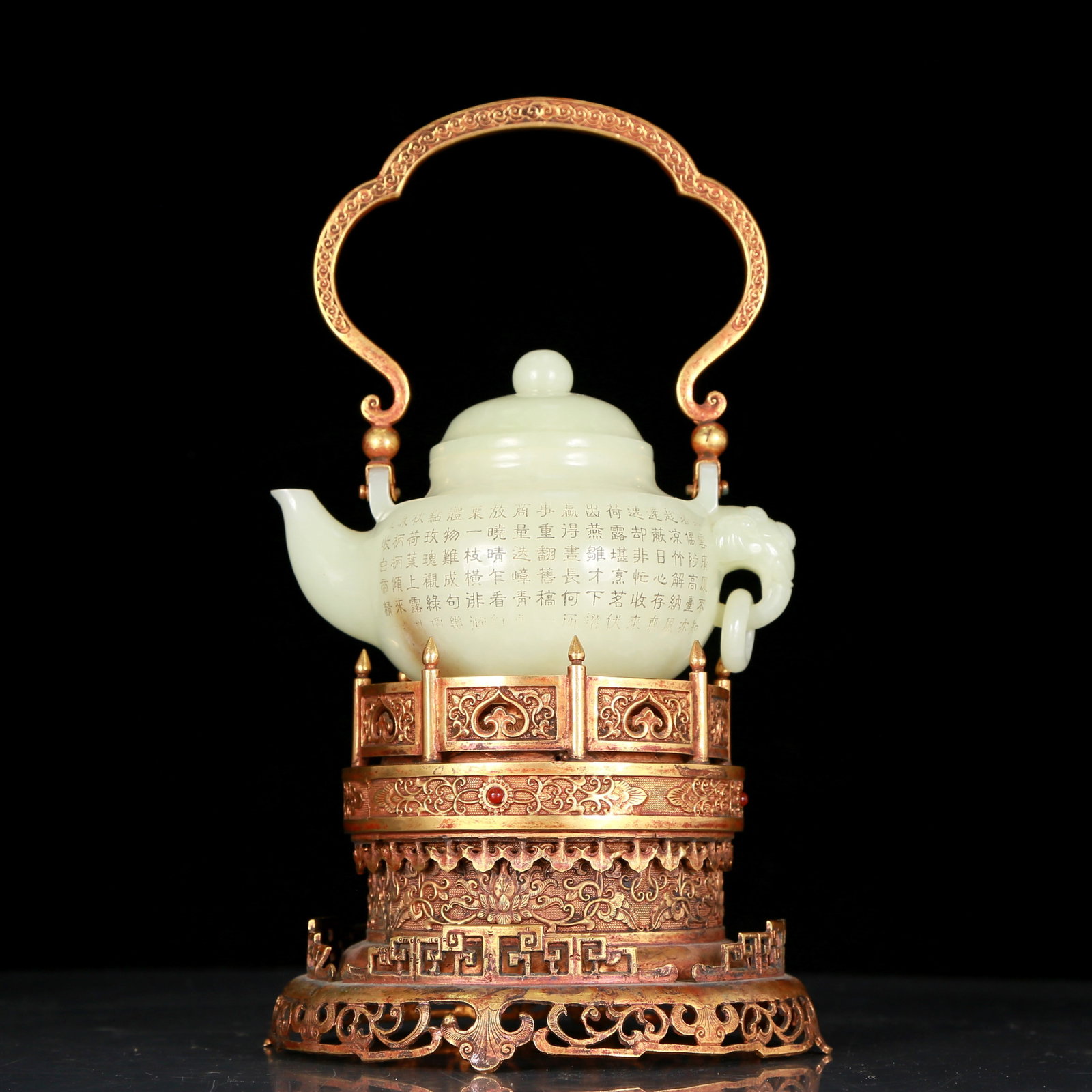 An exquisite white jade poetry teapot with a gilt copper handle and base: An exquisite white jade poetic teapot with a gilt copper handle base, Qing Dynasty, Qianlong four-character mark, Size: 5.9inx3.5inx7.1in, Weight: 575g 清代