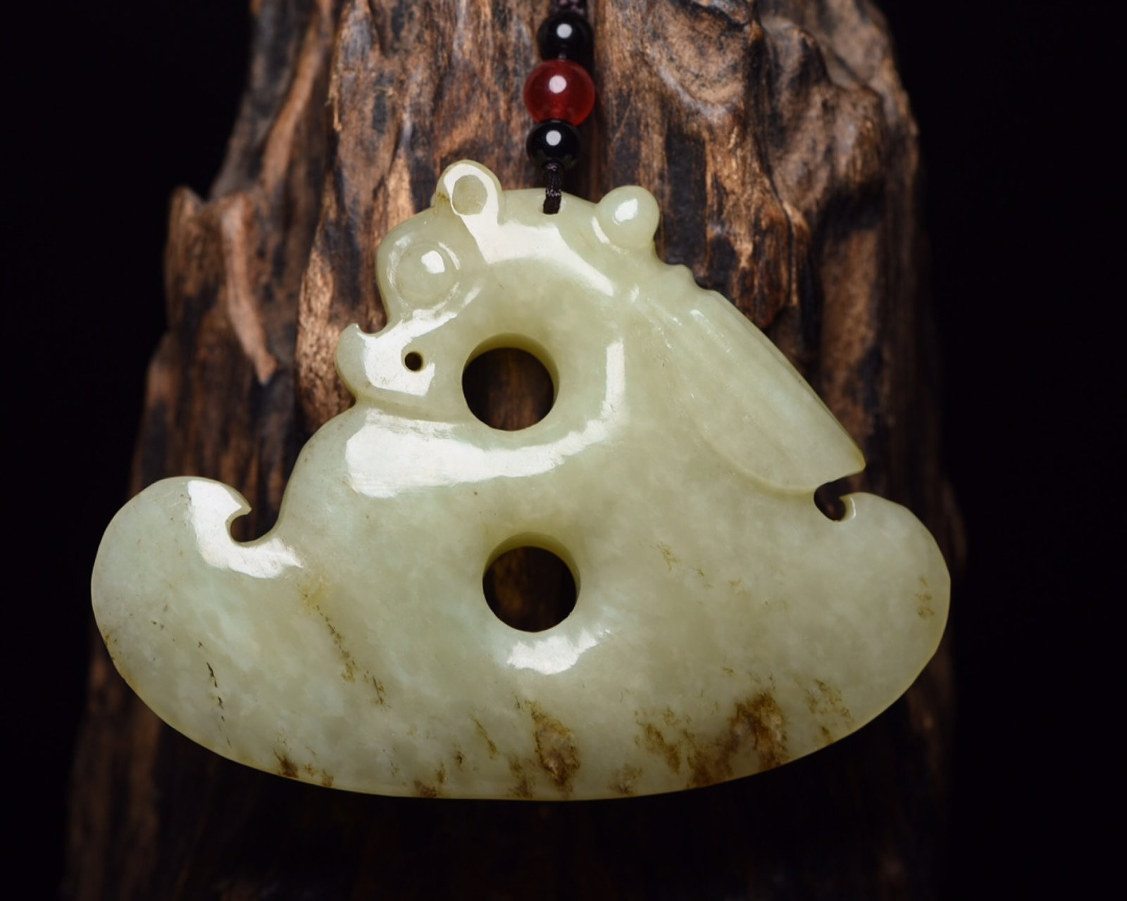 An Exquisite White Jade Dragon Pattern Pendant: An Exquisite White Jade Dragon Pattern Pendant,Qing Dynasty,China,Size:3.8inx2.8inx0.6in,Weight:128g 白玉龙纹佩,中国清代