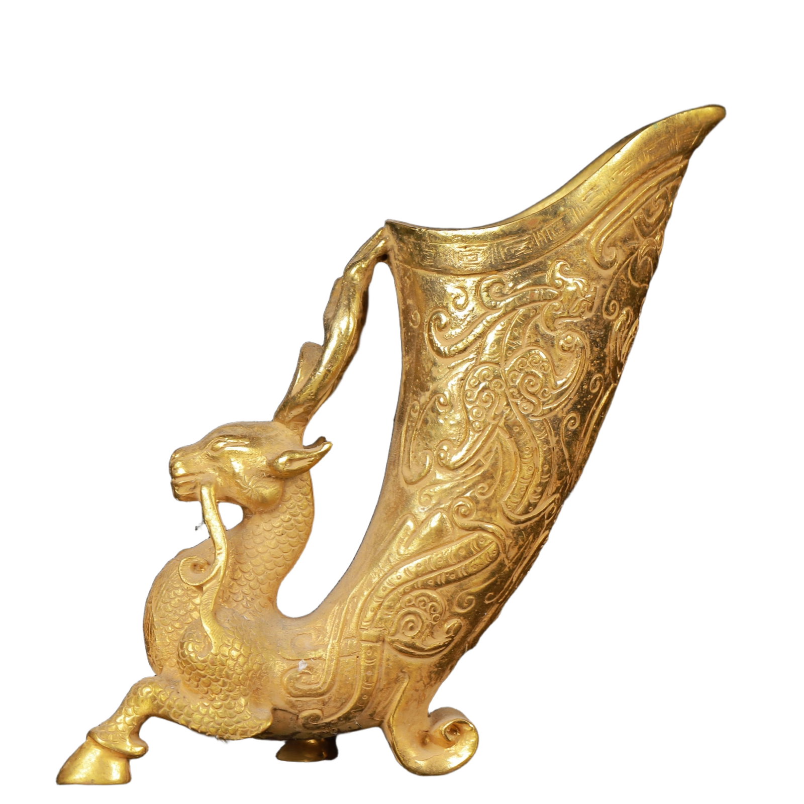 An Exquisite Gilt Bronze Sika Deer Cup: An Exquisite Gilt Bronze Sika Deer Cup,Qing Dynasty,China,Size:2.8inx1.6inx5.9in,Weight:909g 铜鎏金梅花鹿杯,中国清代