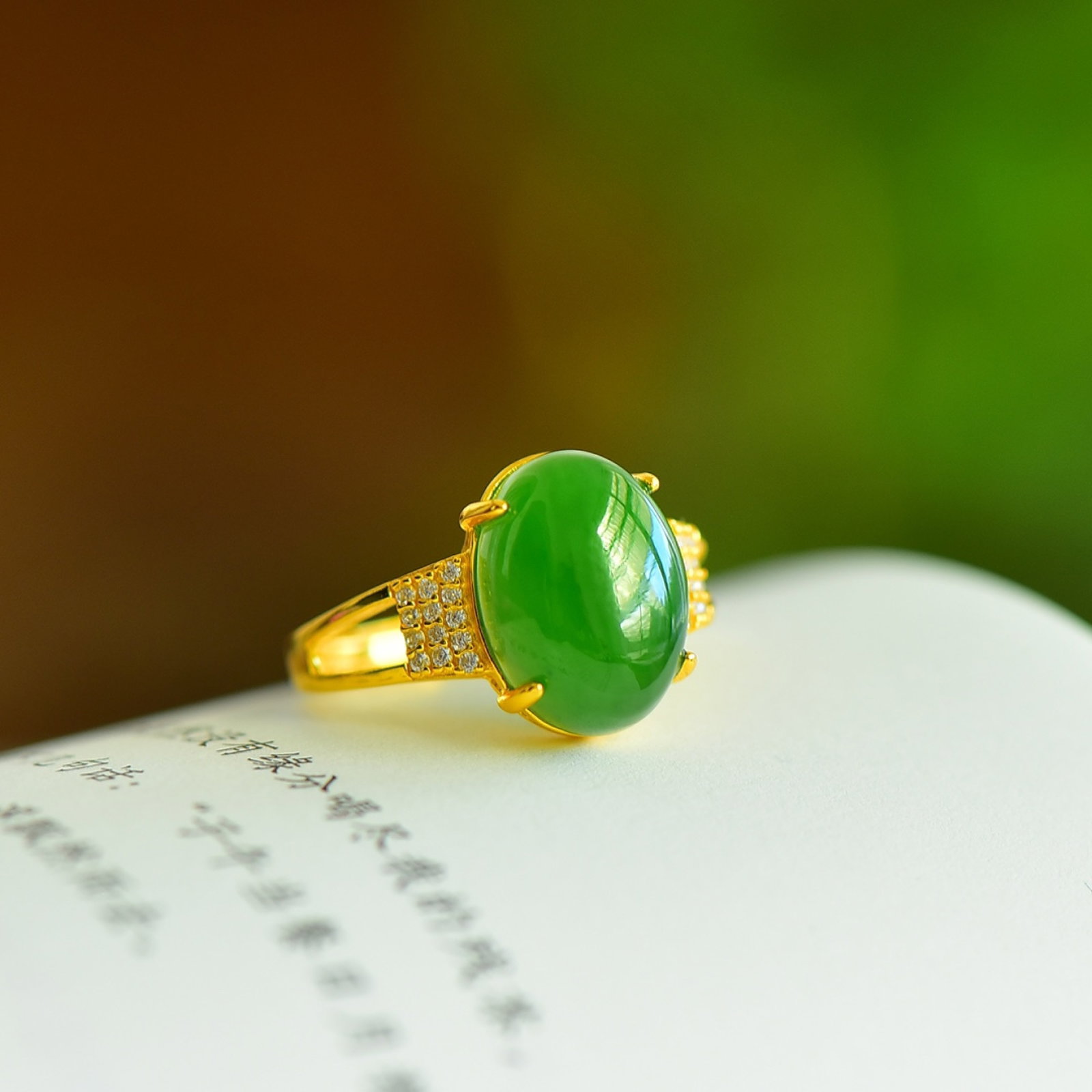 An Exquisite Sterling Silver-Gold Plated Inlaid Jasper Ring,Inlaid Diamond: An Exquisite Sterling Silver-Gold Plated Inlaid Jasper Ring,Inlaid Diamond,Size:0.4inx0.6in 纯银镀金镶碧玉戒指,嵌钻石