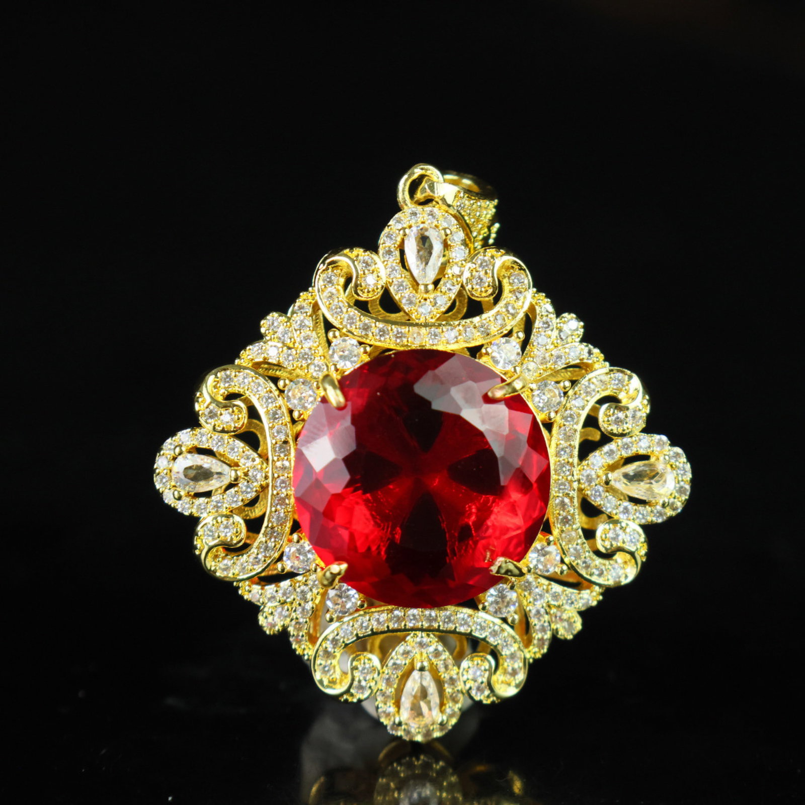 An Exquisite Pendant: An Exquisite Pendant,Size:0.8inx0.5in 一个精美的吊坠