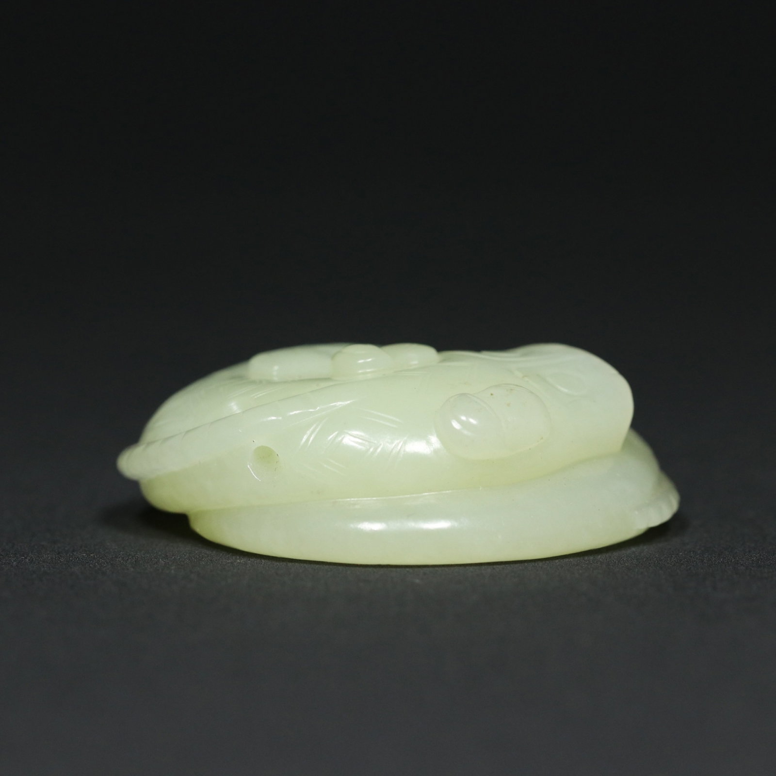 An Exquisite White Jade Dragon Pattern Pendant - 3