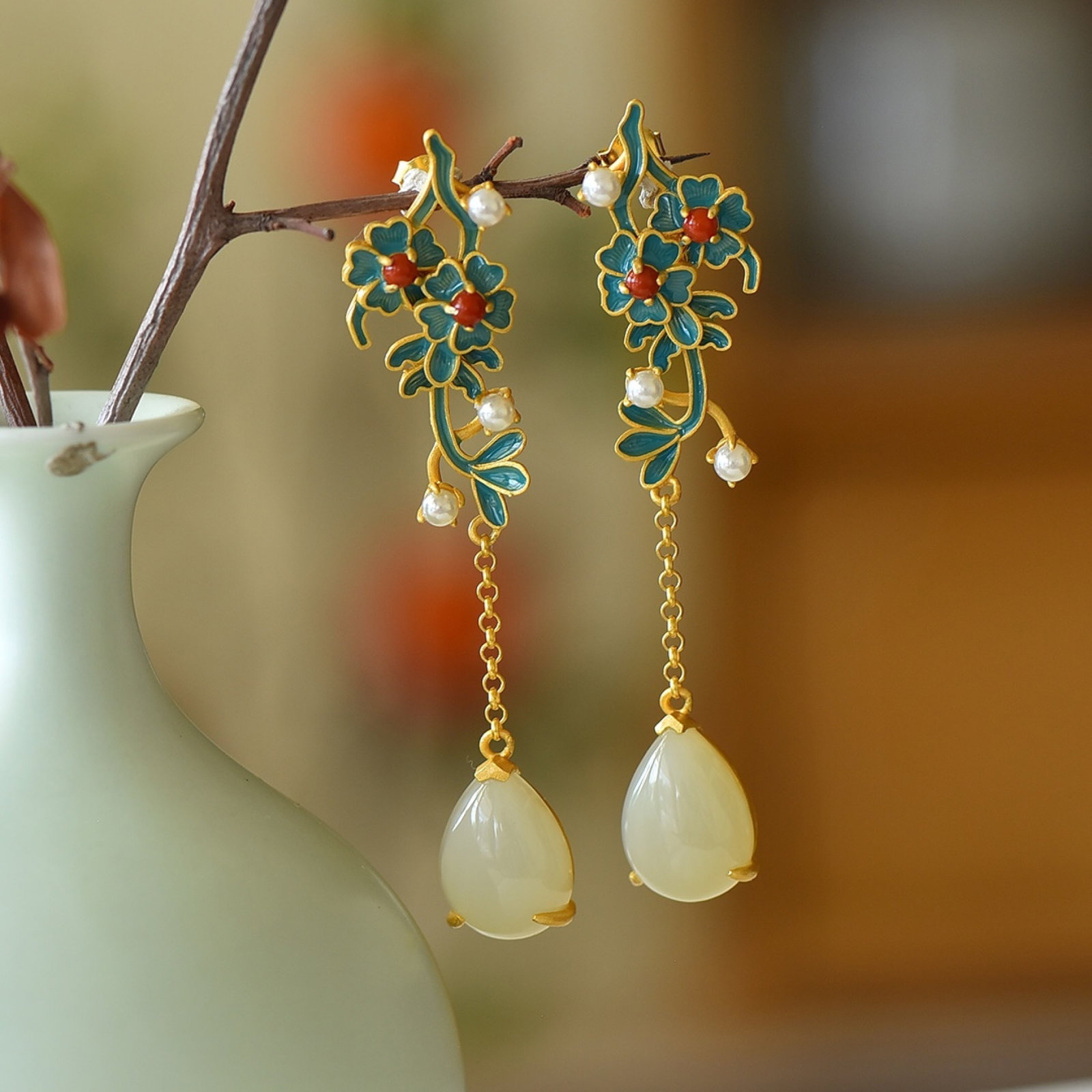 A Pair of Exquisite Sterling Silver-Gold Plated Inlaid White Jade Earrings,Inlaid Pearl: A Pair of Exquisite Sterling Silver-Gold Plated Inlaid White Jade Earrings,Inlaid Pearl,Size:0.5inx0.6in 一对纯银镀金镶白玉耳环,॔