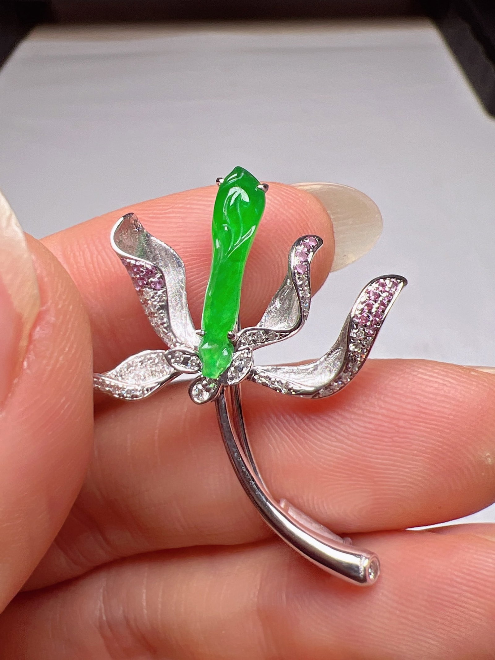 An Exquisite 18k Gold Diamond Inlaid Jadeite Pendant& Brooch Dual-Purpose: An Exquisite 18k Gold Diamond Inlaid Jadeite Pendant& Brooch Dual-Purpose,Size(Loose Stone):0.6inx0.2in 18k金钻石镶嵌翡翠吊坠&胸针