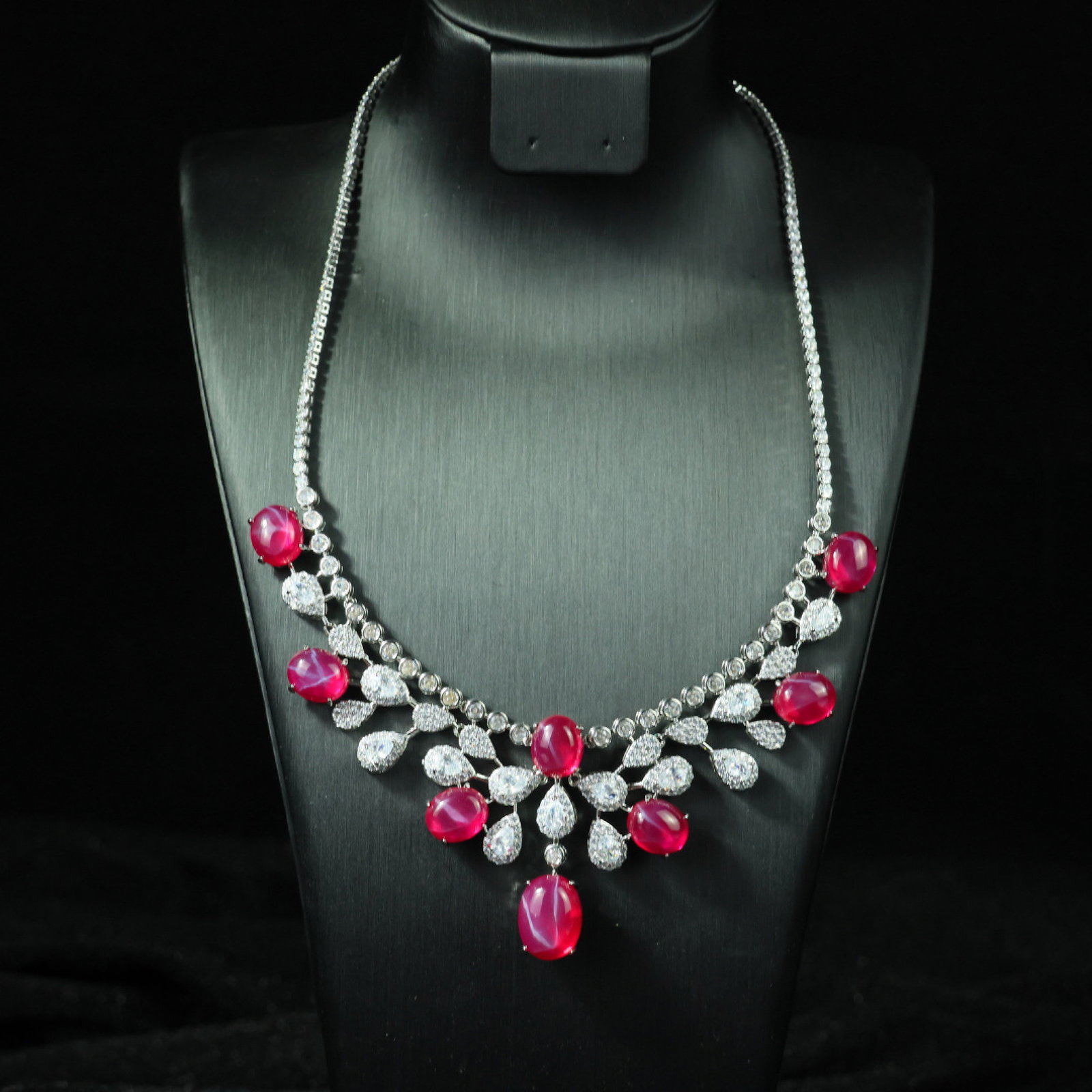 An Exquisite Necklace: An Exquisite Necklace 一个精美的项链