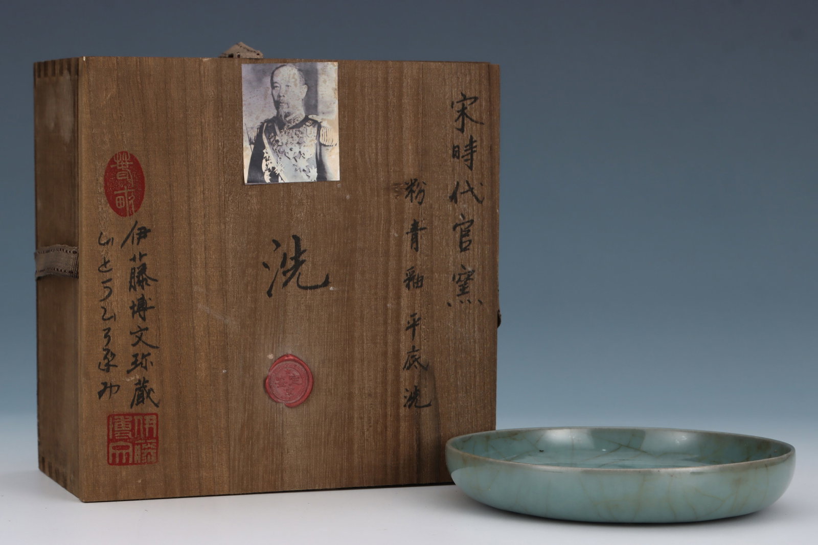 An Exquisite Guan yao Celadon Glazed Brush Washer: An Exquisite Guan yao Celadon Glazed Brush Washer,Song Dynasty,China,Size:1.1inx6.4in 官窑粉青釉笔洗,中国宋代