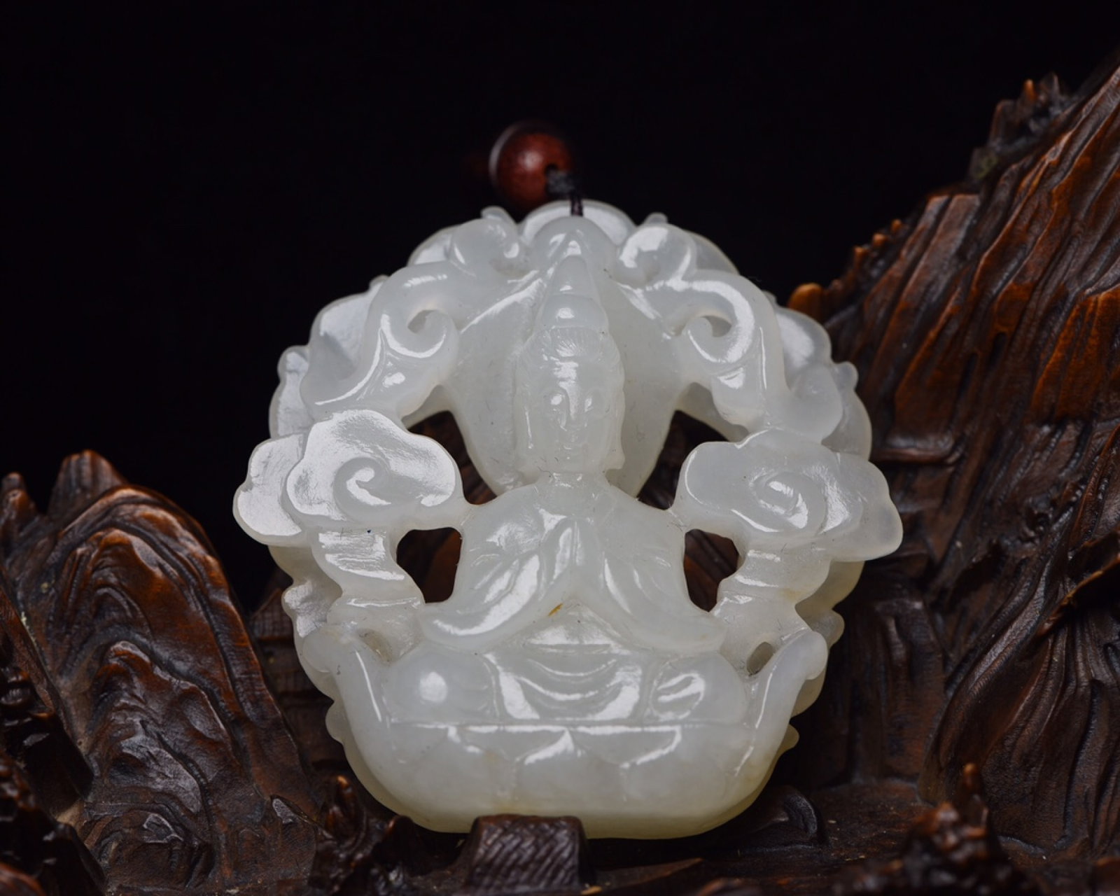 An Exquisite White Jade Statue of Avalokitesvara Pendant: An Exquisite White Jade Statue of Avalokitesvara Pendant,Qing Dynasty,China,Size:2inx2inx0.5in,Weight:41g 白玉观音像挂件,中国清代