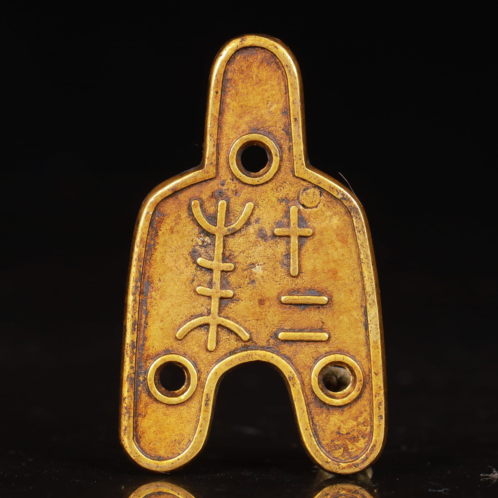 An Exquisite Gilt Bronze Coin: An Exquisite Gilt Bronze Coin,the Warring States Period in China,Size:13inx22inx1.4in,Weight:25g 铜鎏金钱币,中国战国时期