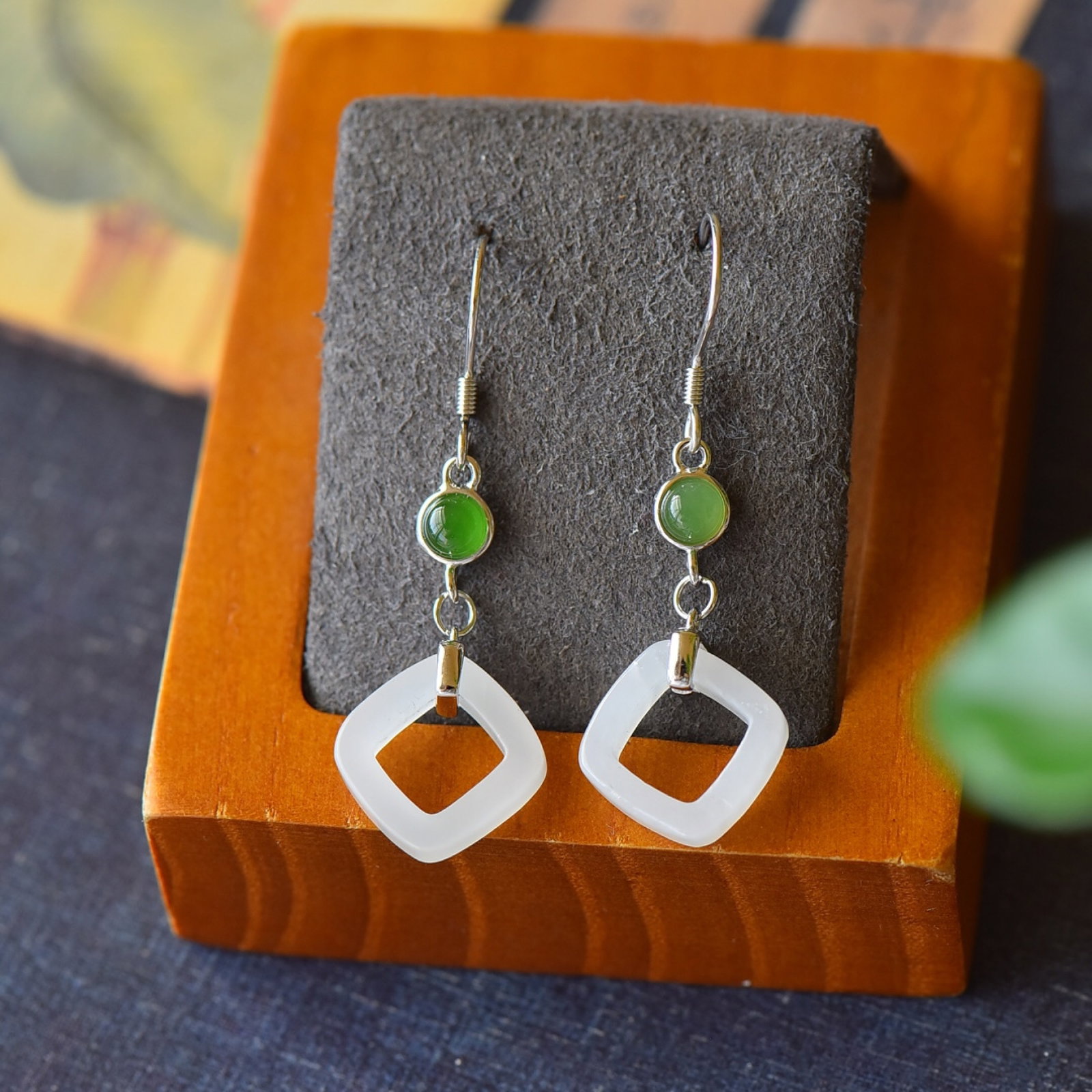 A Pair of Exquisite Sterling Silver Inlaid White Jade Earrings,Inlaid Jasper: A Pair of Exquisite Sterling Silver Inlaid White Jade Earrings,Inlaid Jasper,Size:0.6inx1.7in 一对纯银镶白玉耳环,嵌碧玉