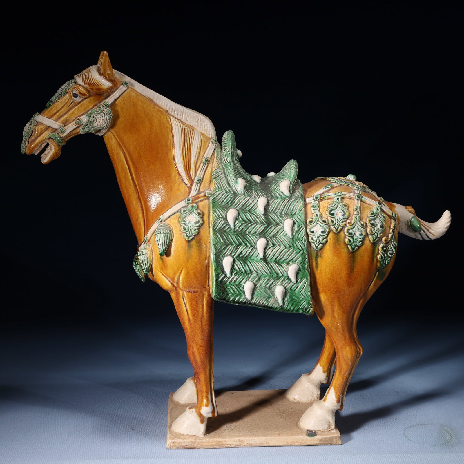 An Rare Tang Tri-Color Glazed Pottery Horse Ornament: An Rare Tang Tri-Color Glazed Pottery Horse Ornament,Tang Dynasty,China,Size:18.1inx4.7inx17.7in,Weight:4500g 唐三彩骏马摆件,中国唐代