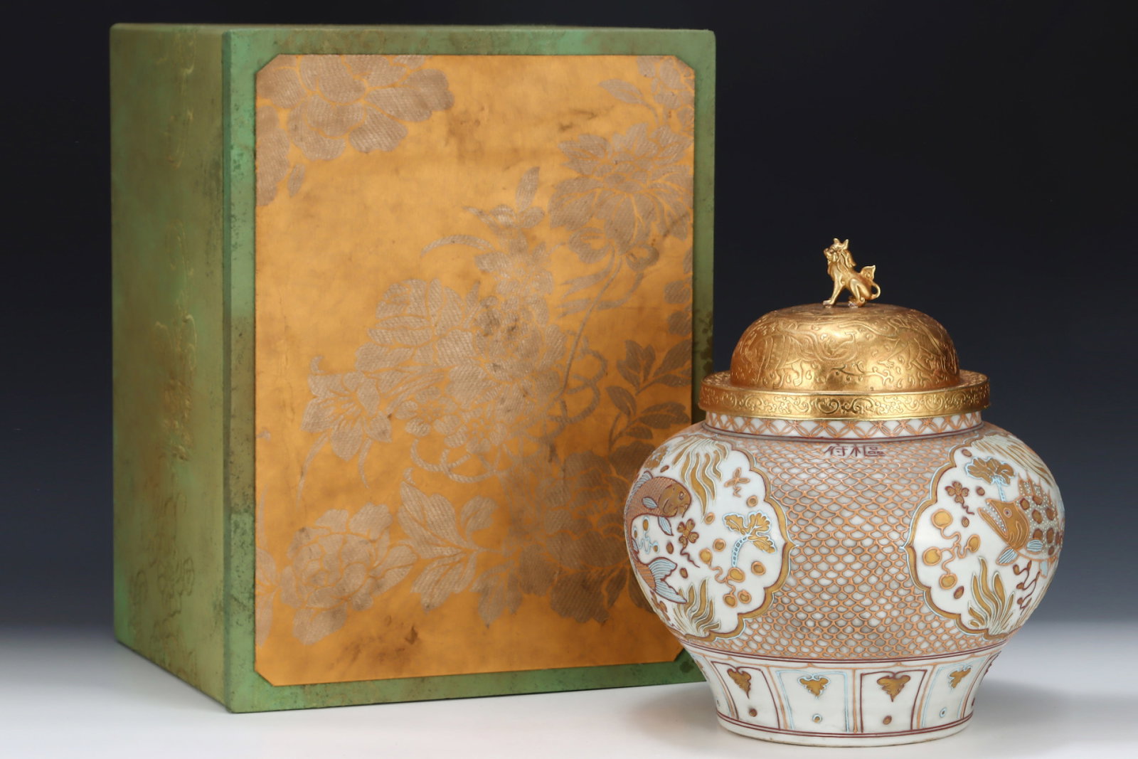 A Huge Wucai Cover with Gold Hornwort Pattern Jar with Cover: A Huge Wucai Cover with Gold Hornwort Pattern Jar with Cover,Yuan Dynasty,China,Size:15.7inx13.4in