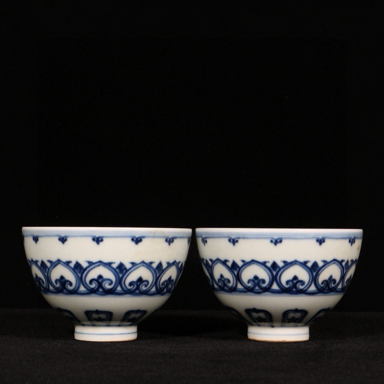 A Pair of Exquisite Blue and White Flower Pattern Cups (1 of 9)