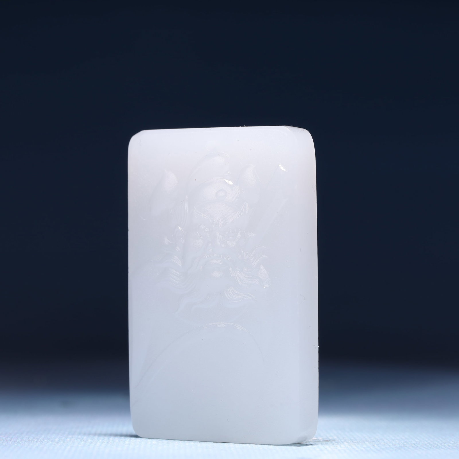 An Exquisite White Jade Figure Pattern Pendant - 2