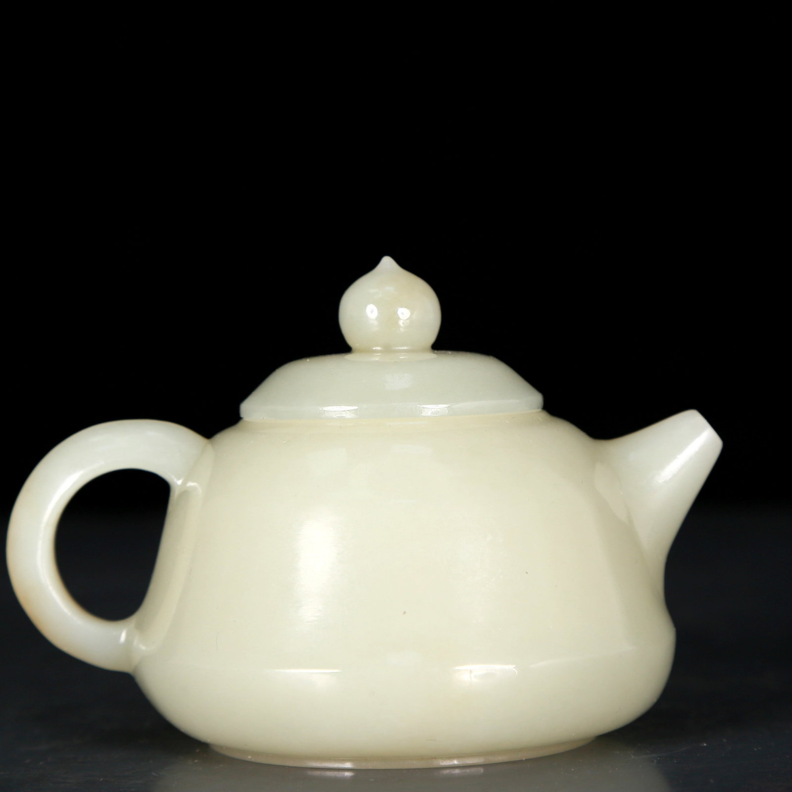 An exquisite white jade teapot with poetry: An exquisite white jade teapot with poems, Qing Dynasty, China, dimensions: 4.3inx3.1inx3in, Weight: 225g 清代 白玉茶壶，带诗文