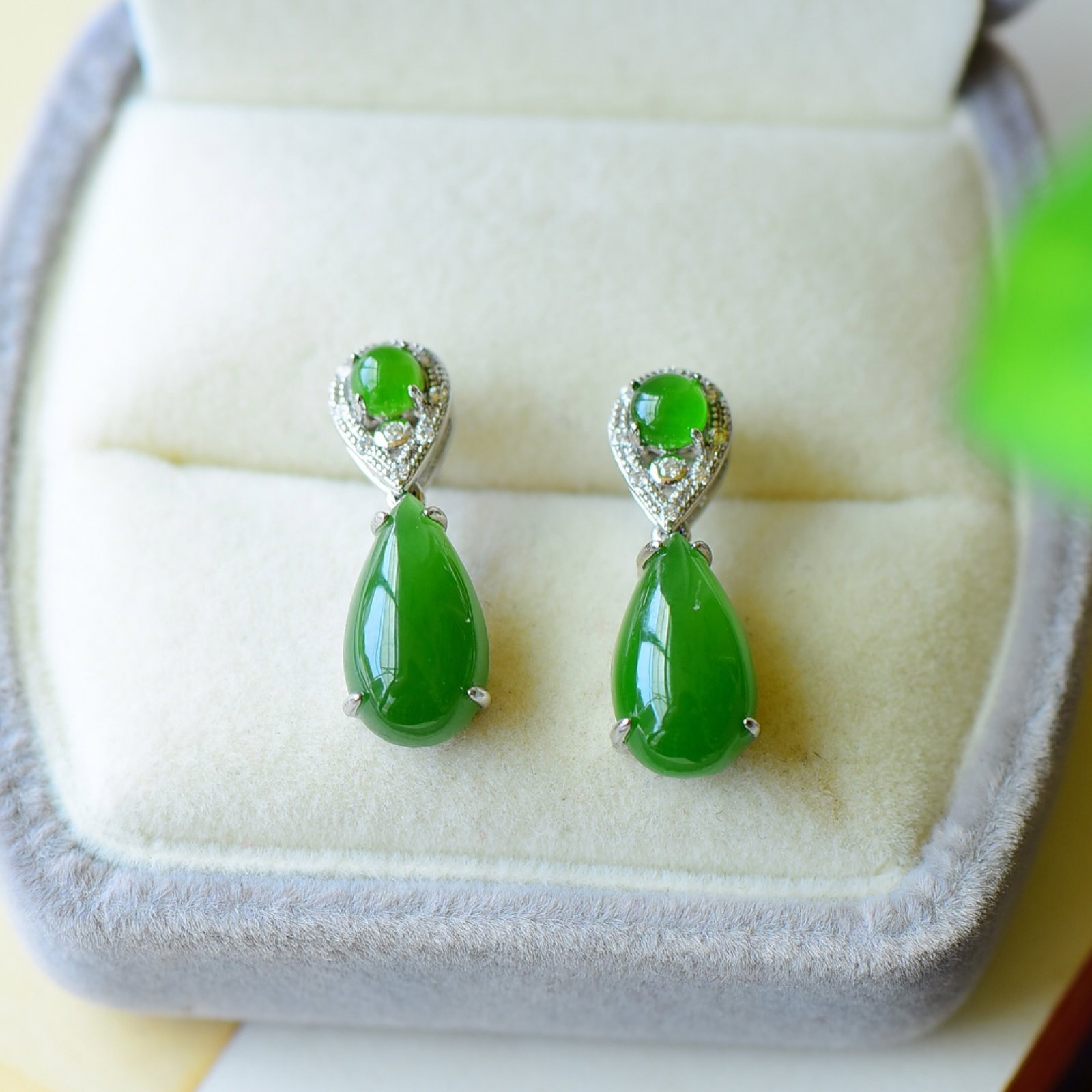 A Pair of Exquisite Sterling Silver Inlaid Jasper Earrings,Inlaid Diamond: A Pair of Exquisite Sterling Silver Inlaid Jasper Earrings,Inlaid Diamond,Size:0.3inx0.9in 一对纯银镶碧玉耳环,嵌钻石