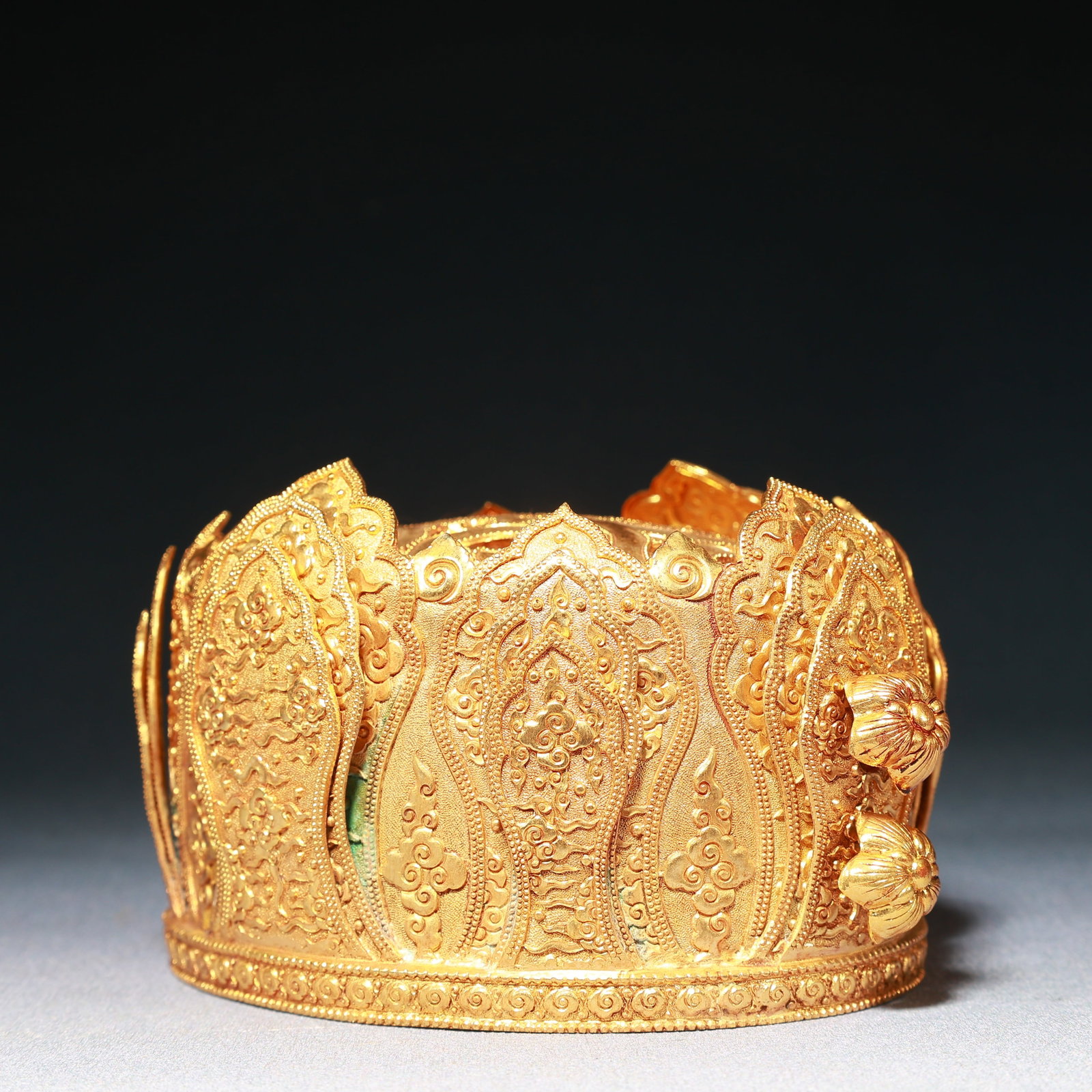 An Exquisite Gilt Bronze Auspicious Cloud Pattern Hat - 2