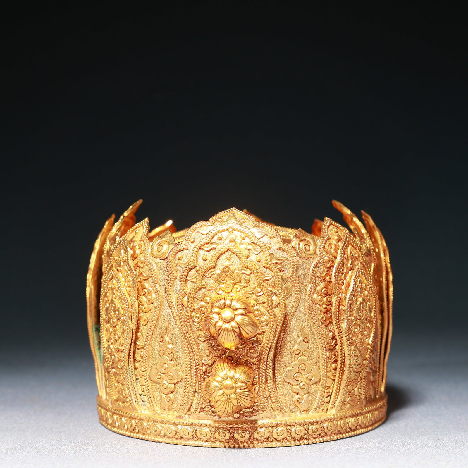 An Exquisite Gilt Bronze Auspicious Cloud Pattern Hat - 3