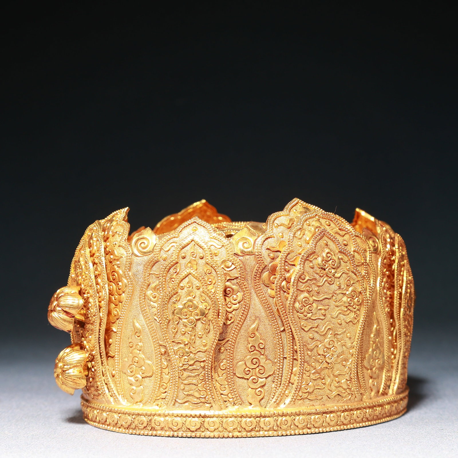 An Exquisite Gilt Bronze Auspicious Cloud Pattern Hat - 4