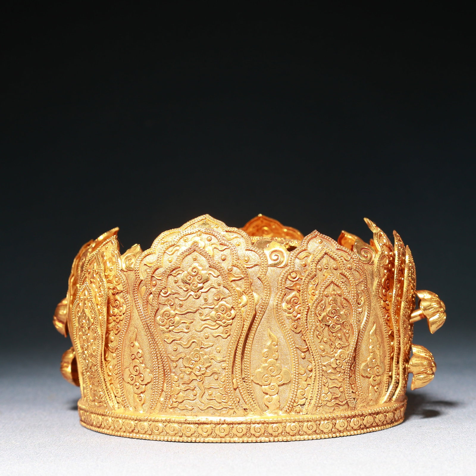 An Exquisite Gilt Bronze Auspicious Cloud Pattern Hat - 5