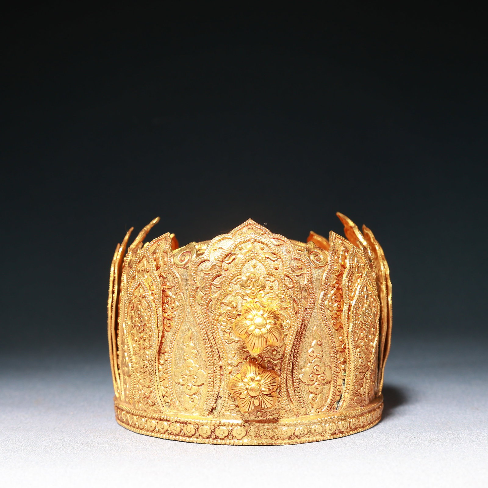 An Exquisite Gilt Bronze Auspicious Cloud Pattern Hat - 6