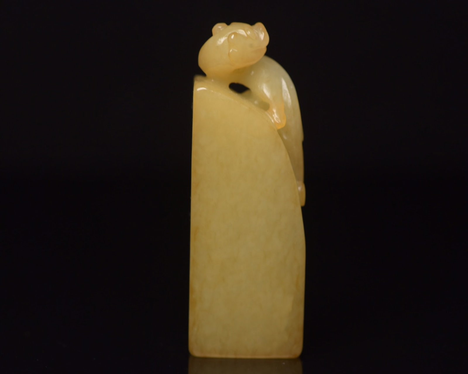 An Exquisite White Jade Auspicious Beast Pattern Seal: An Exquisite White Jade Auspicious Beast Pattern Seal,Qing Dynasty,China,Size:2.4inx0.9inx0.7in,Weight:53g 白玉瑞兽纹印章,中国清代