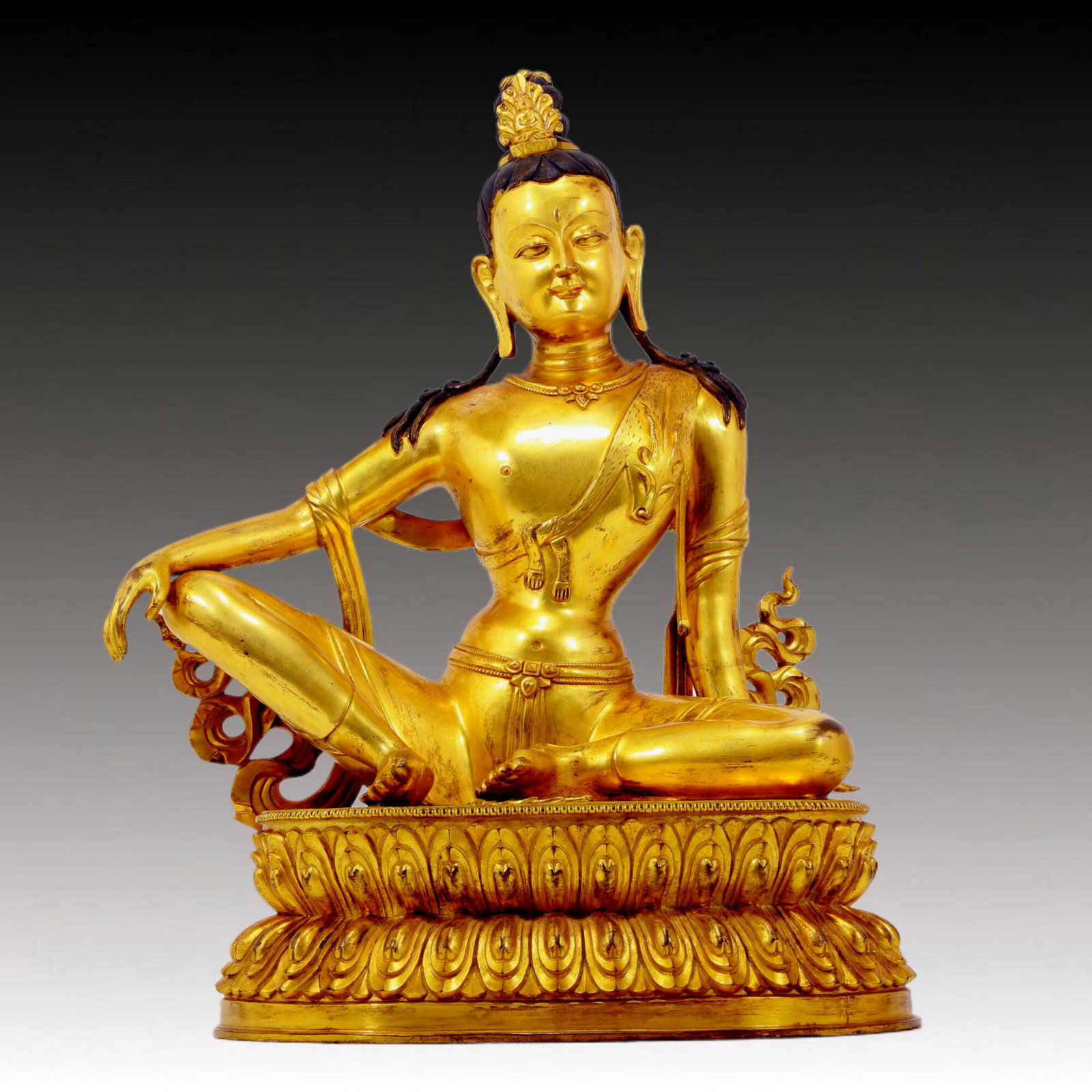 A solemn gilt bronze statue of Guanyin: A solemn gilt bronze statue of Guanyin, Qing Dynasty, China. Guanyin has a graceful posture and an expression of compassion and wisdom. Guanyin's gestures often have special meanings and are called