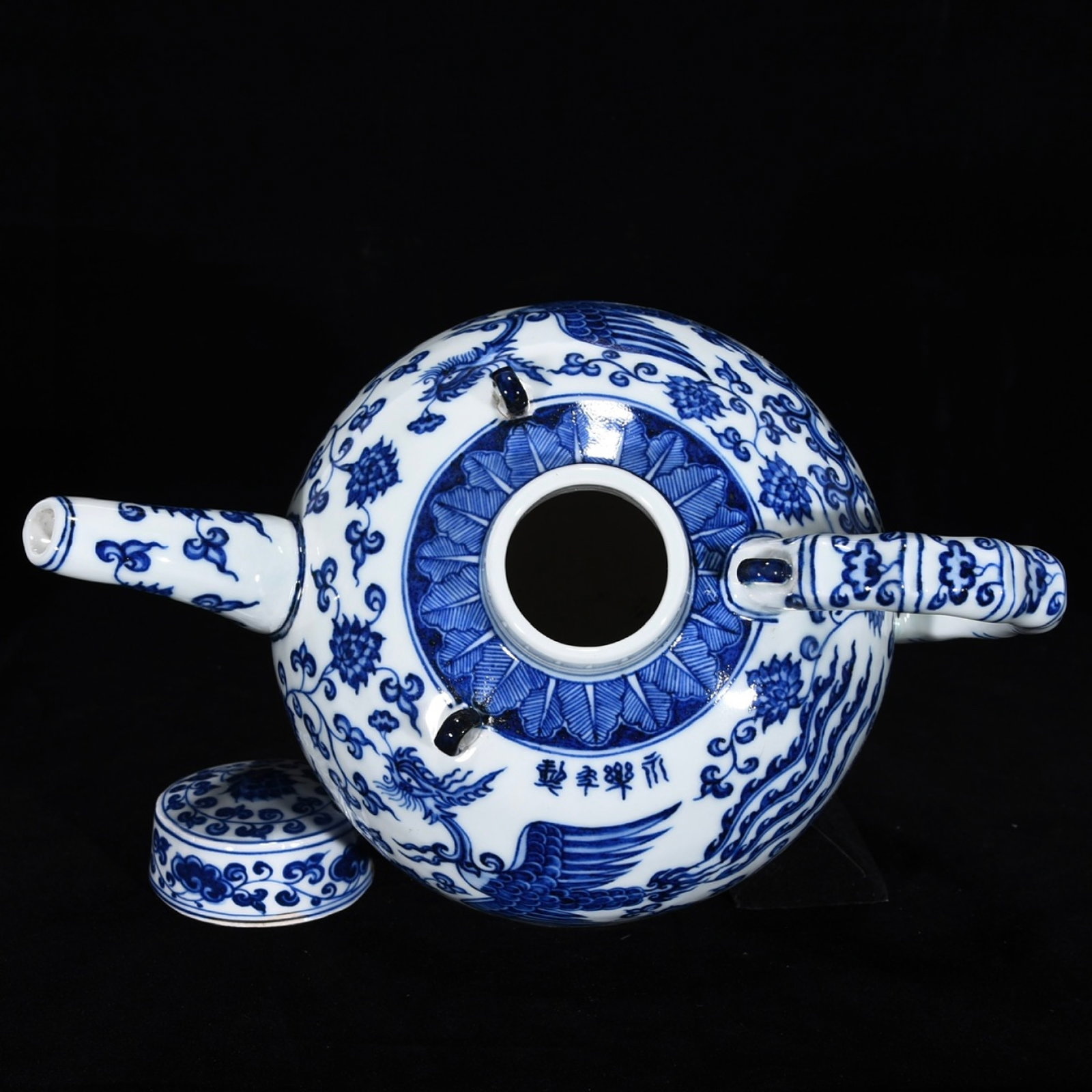 A Rare Blue and White Phoenix Pattern Ewer - 8