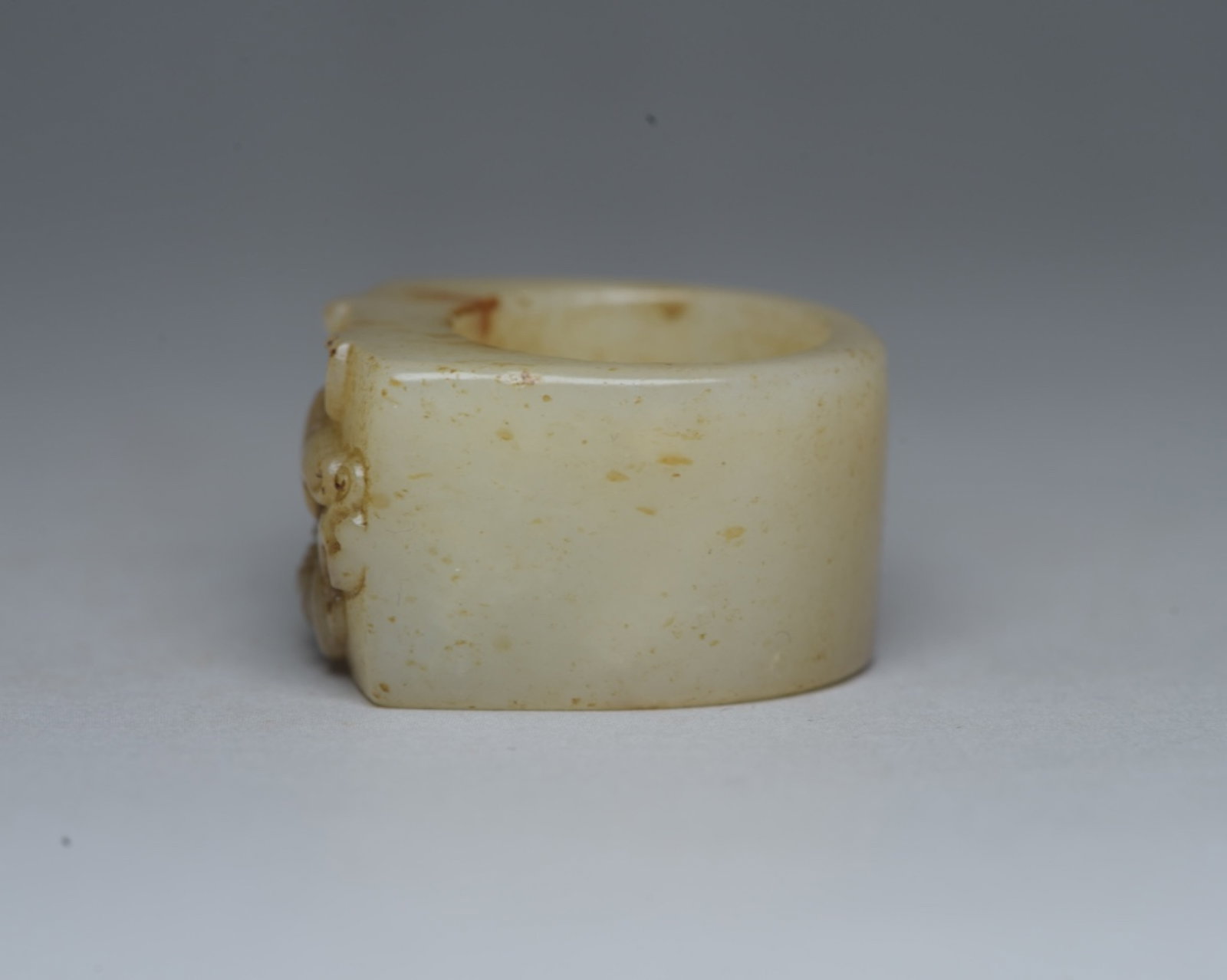 An Exquisite White Jade Beast-Face Pattern Thumb Ring - 3