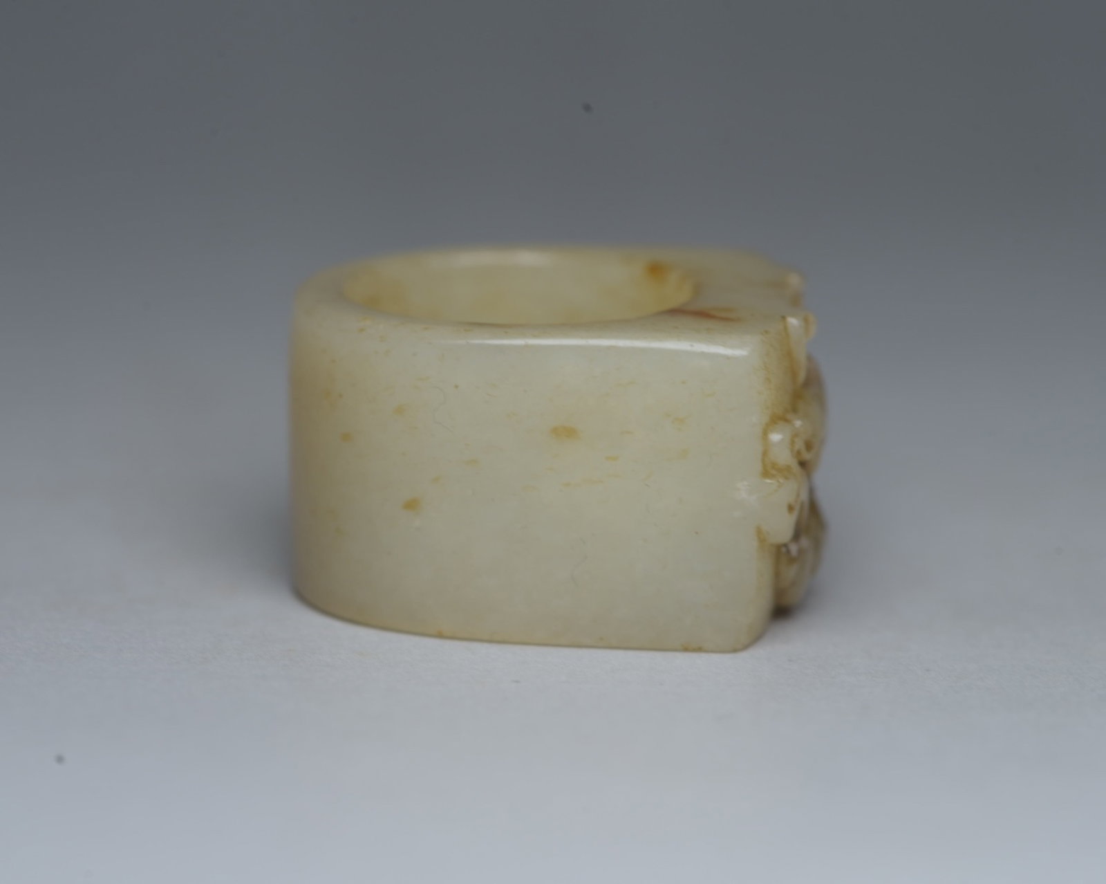 An Exquisite White Jade Beast-Face Pattern Thumb Ring - 4