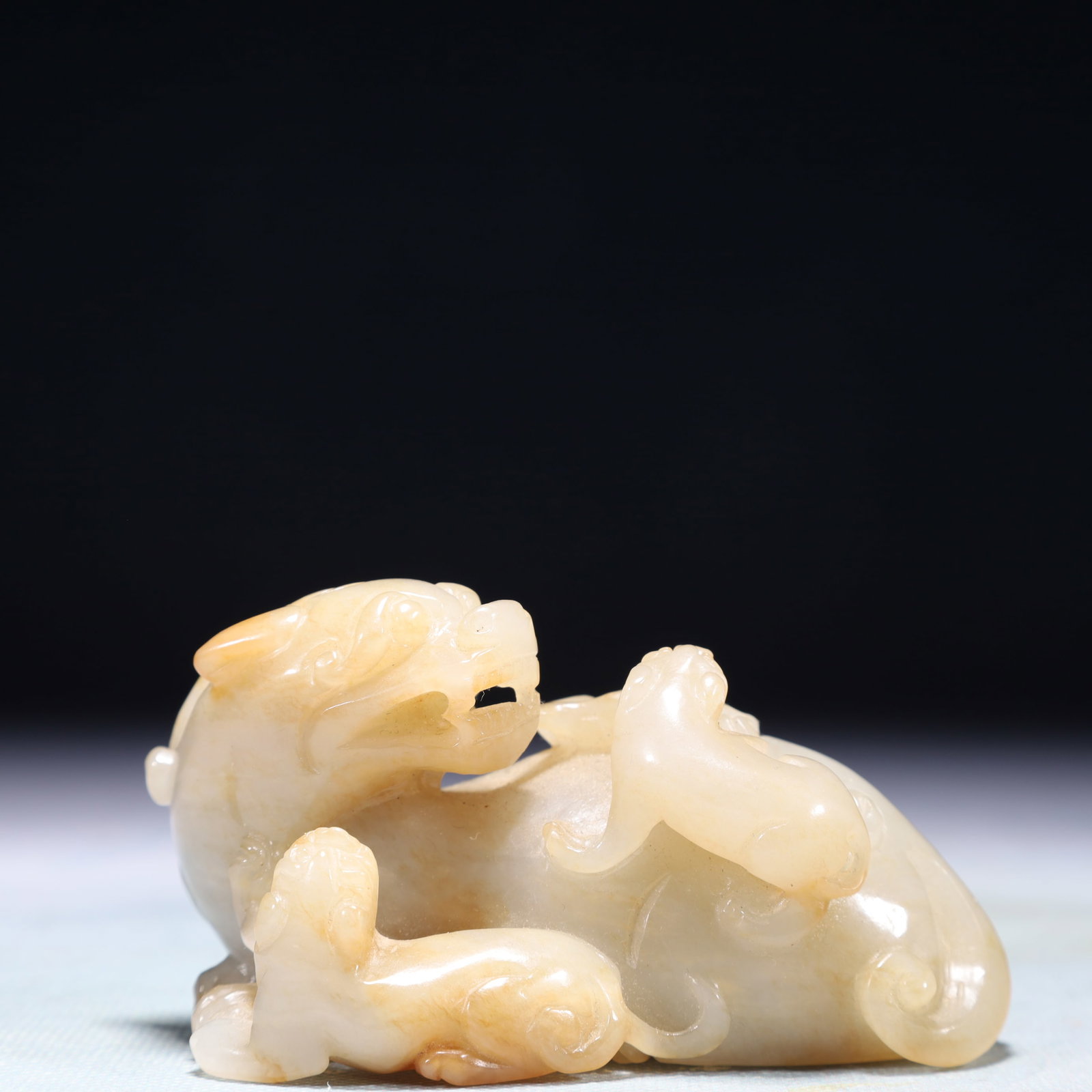 An Exquisite White Jade Beast Ornament (1 of 9)