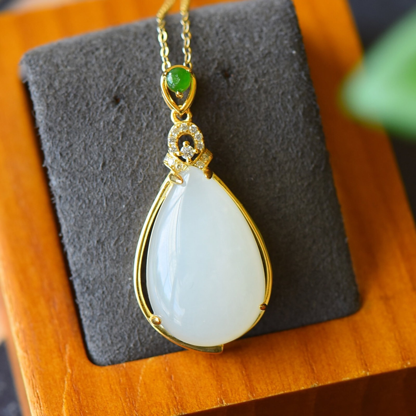 An Exquisite Sterling Silver-Gold Plated Inlaid White Jade Necklace,Inlaid Diamond: An Exquisite Sterling Silver-Gold Plated Inlaid White Jade Necklace,Inlaid Diamond,Size:0.7inx1.5in 纯银镀金镶白玉项链,嵌钻石