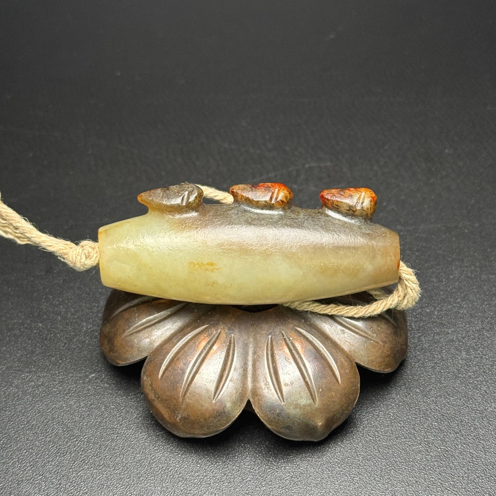 An Exquisite White Jade Pendant: An Exquisite White Jade Pendant,Qing Dynasty,China,Size:2.2inx0.9inx0.8in,Weight:35g 白玉挂件,中国清代