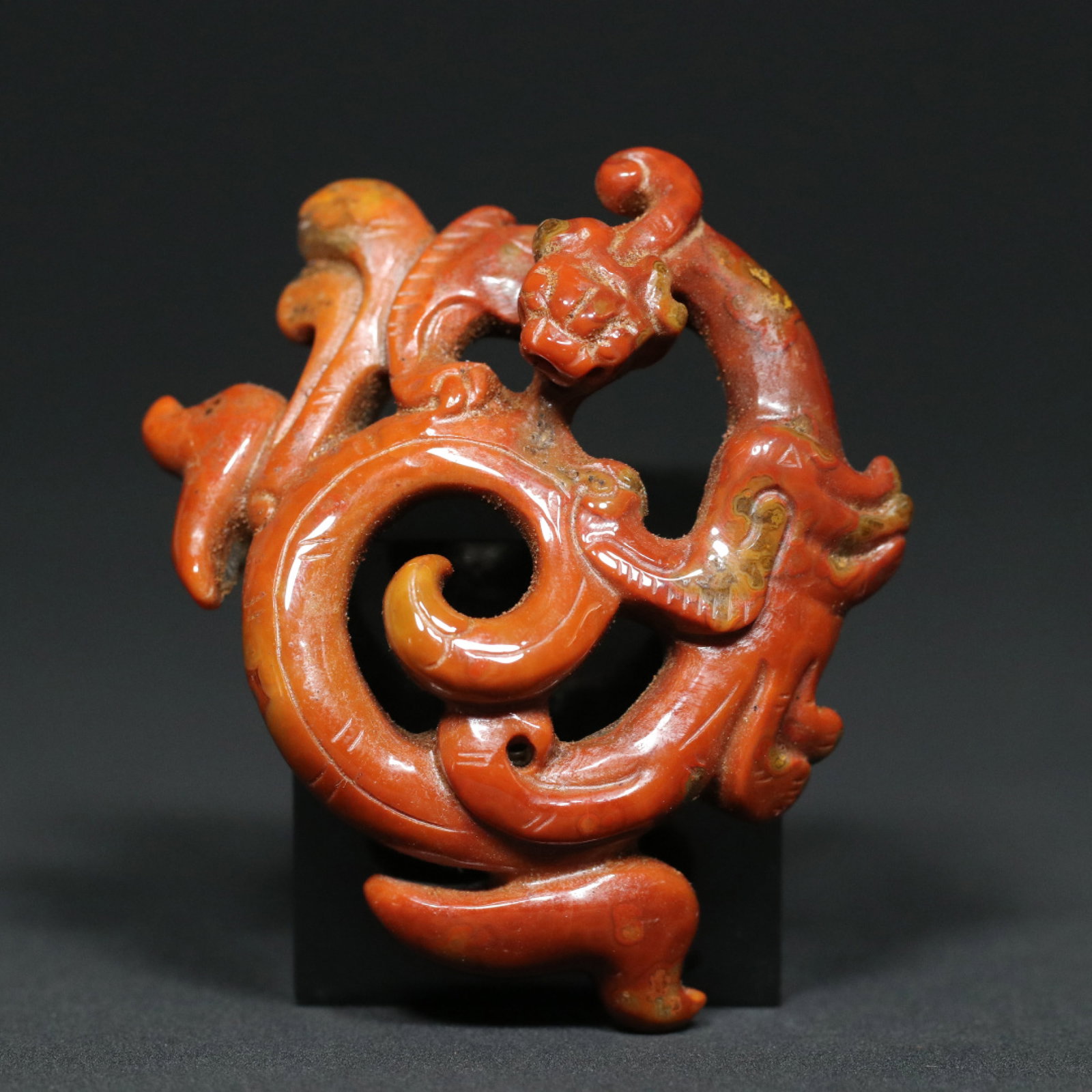 An Exquisite Agate Chi-Dragon Pattern Pendant: An Exquisite Agate Chi-Dragon Pattern Pendant,Han Dynasty,China,Size:3inx2.3inx0.8in,Weight:49.3g 玛瑙螭龙纹挂件,中国汉代