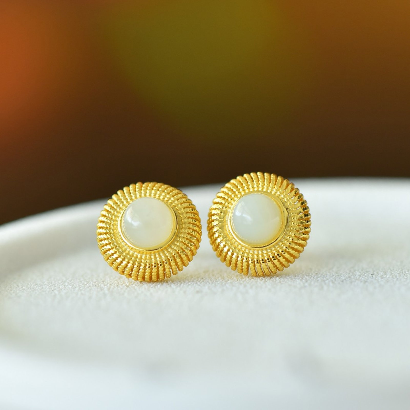 A Pair of Exquisite Sterling Silver-Gold Plated Inlaid White Jade Earrings: A Pair of Exquisite Sterling Silver-Gold Plated Inlaid White Jade Earrings,Size:0.2inx0.2in 一对纯银镀金镶白玉耳钉