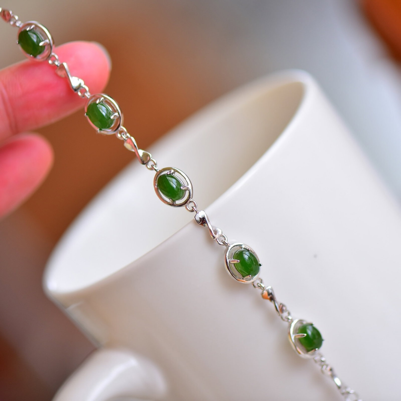 An Exquisite Sterling Silver Inlaid Jasper Bracelet: An Exquisite Sterling Silver Inlaid Jasper Bracelet 纯银镶碧玉手链