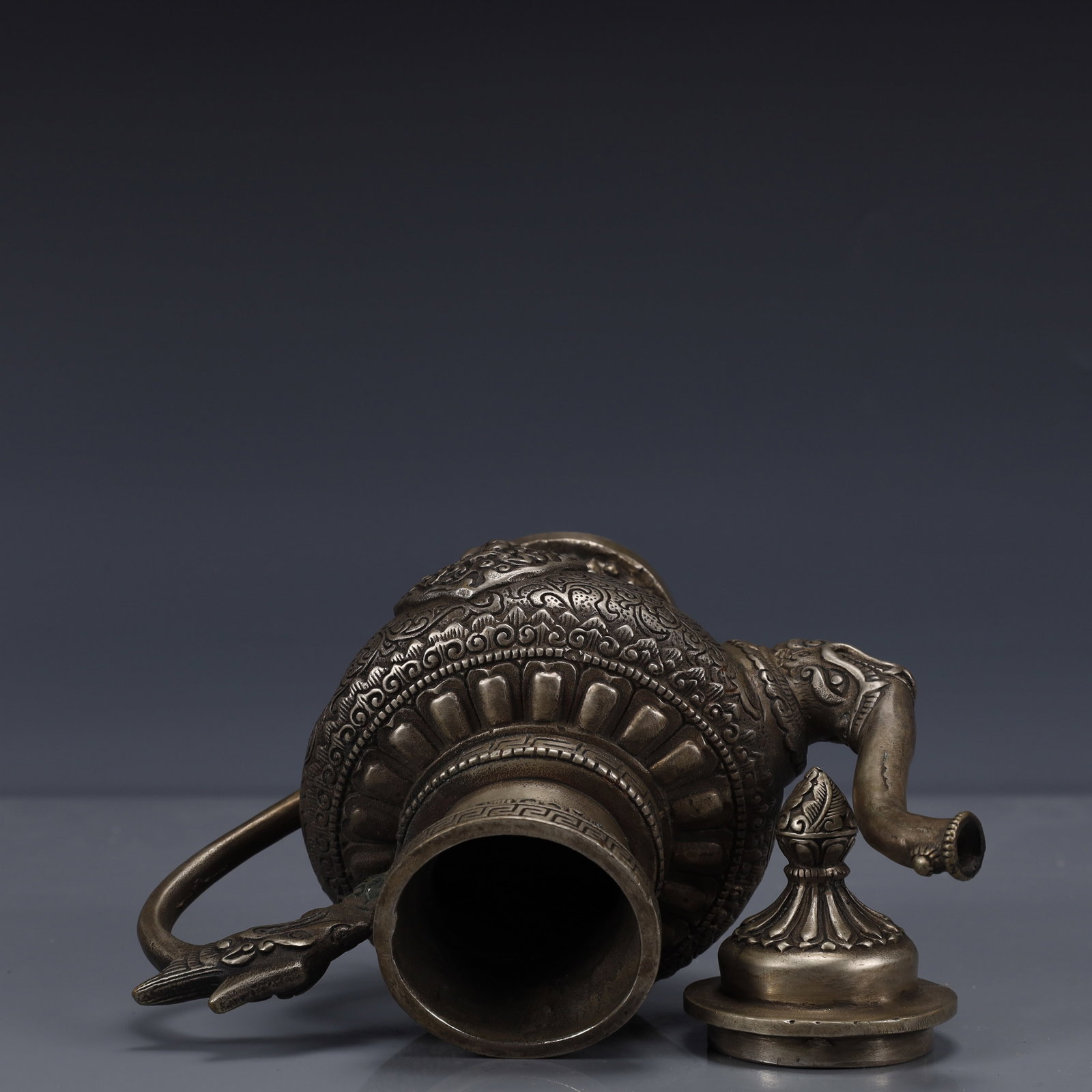 An Exquisite Silver-Plated Bronze Figure Pattern Ewer - 10