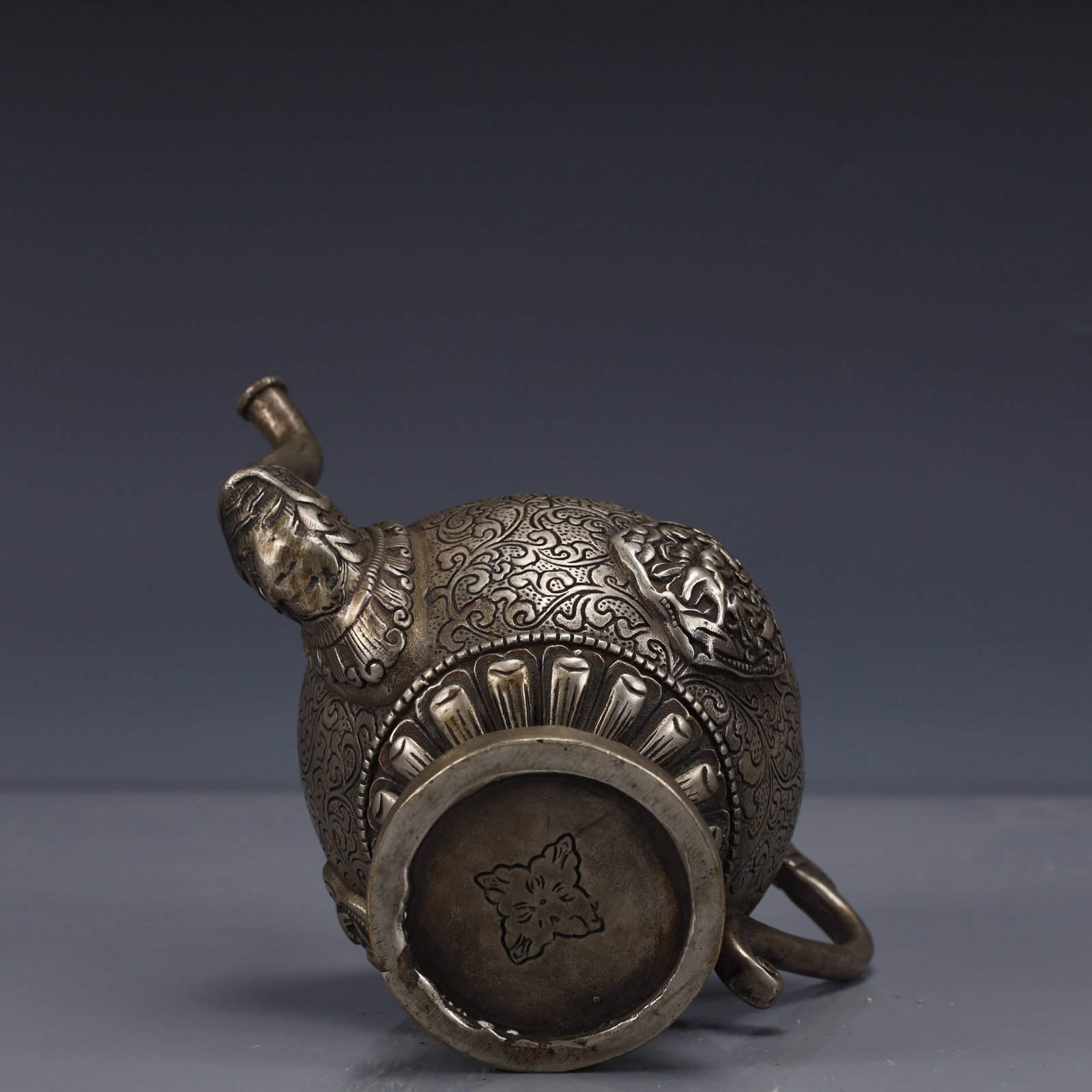 An Exquisite Silver-Plated Bronze Figure Pattern Ewer - 11