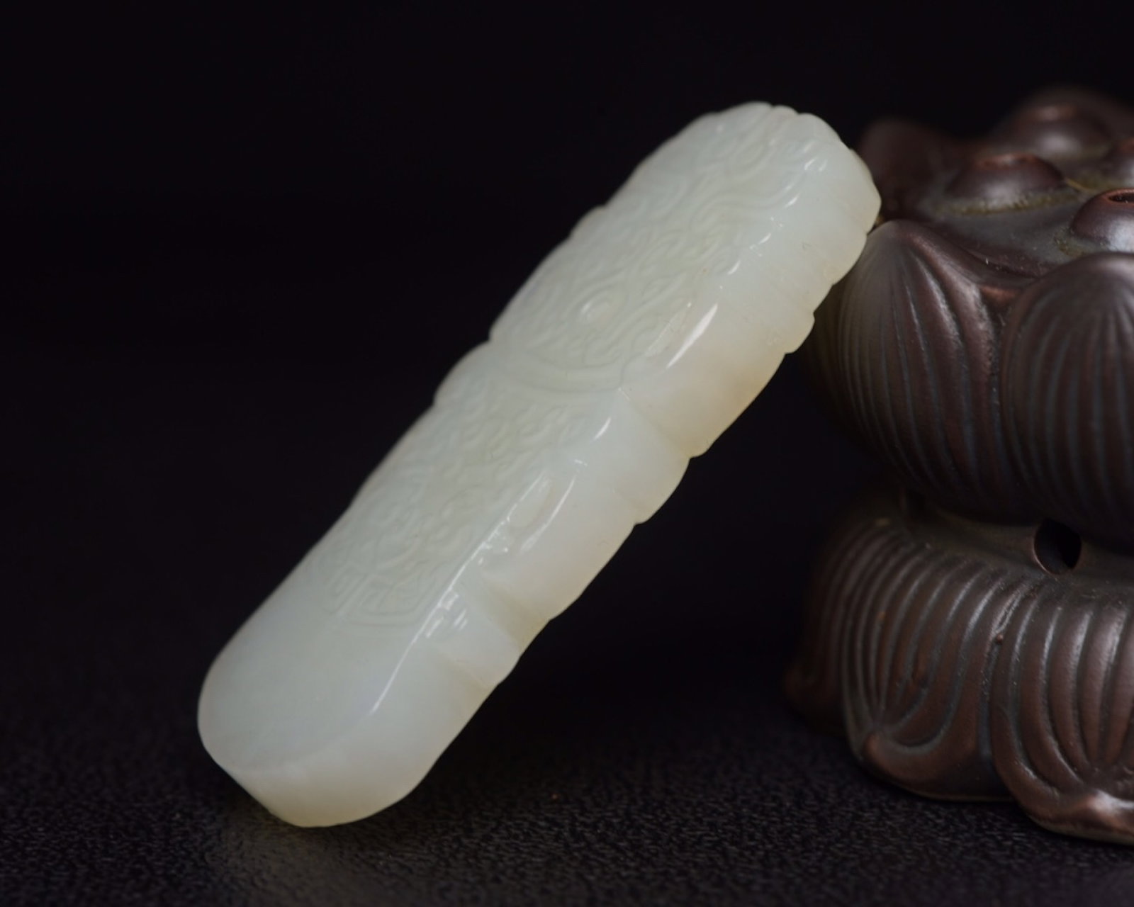 An Exquisite White Jade Dragon Pattern Pendant - 3