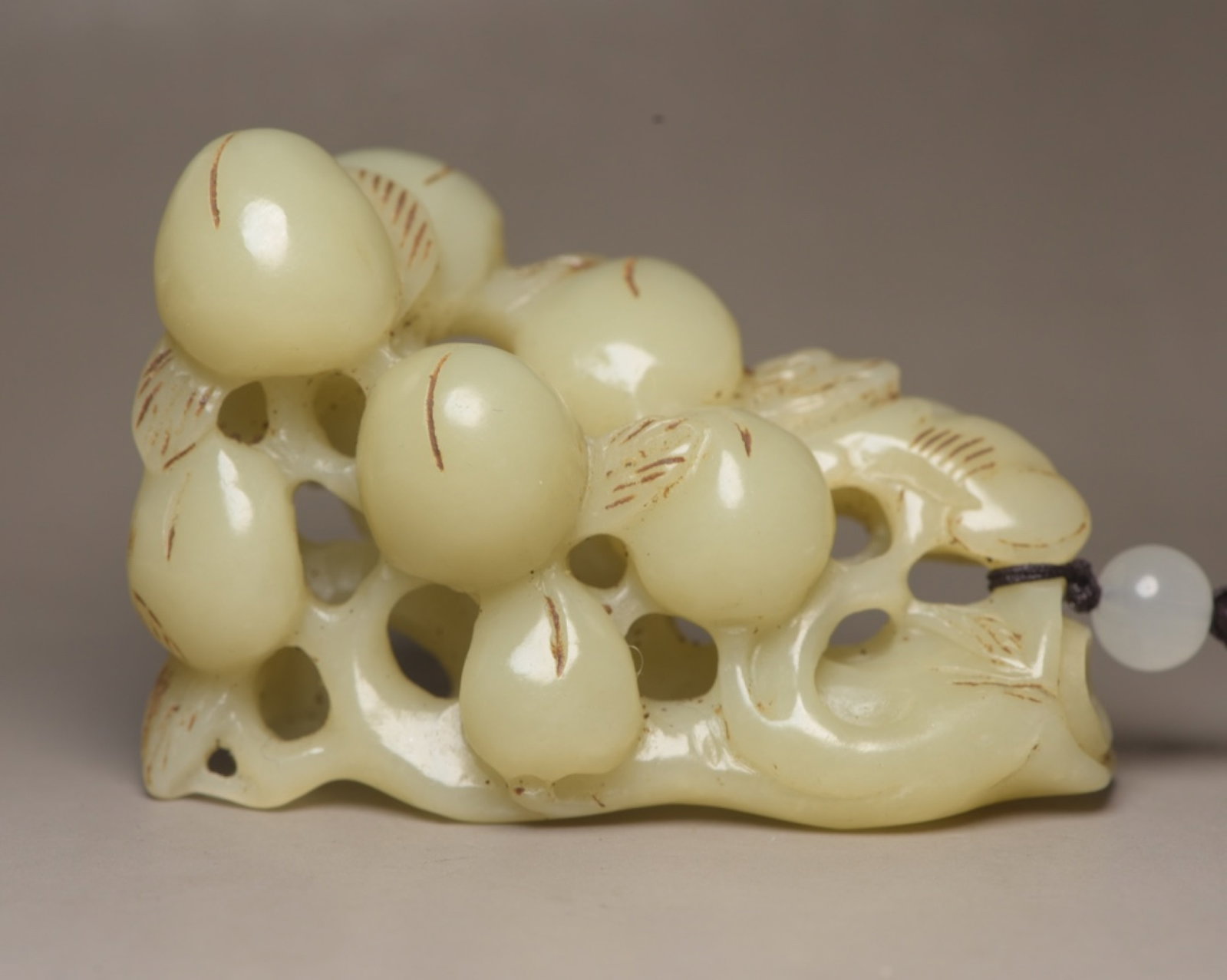 An Exquisite White Jade Peach Pattern Ornament: An Exquisite White Jade Peach Pattern Ornament,Qing Dynasty,China,Size:3.1inx2inx1.6in,Weight:133g 白玉桃子纹摆件,中国清代